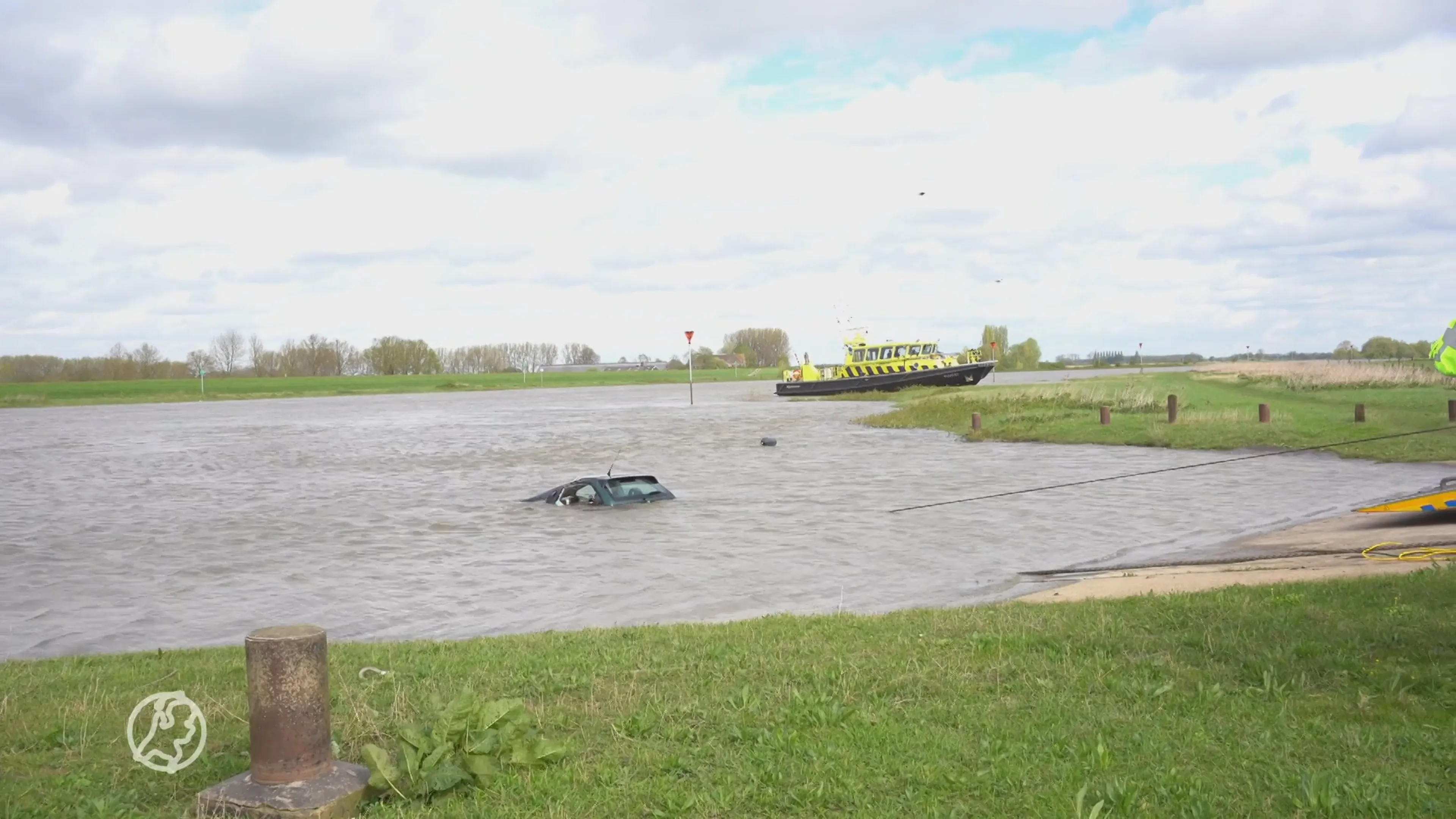 Automobilist rijdt IJssel in, voertuig lastig op de kant te takelen