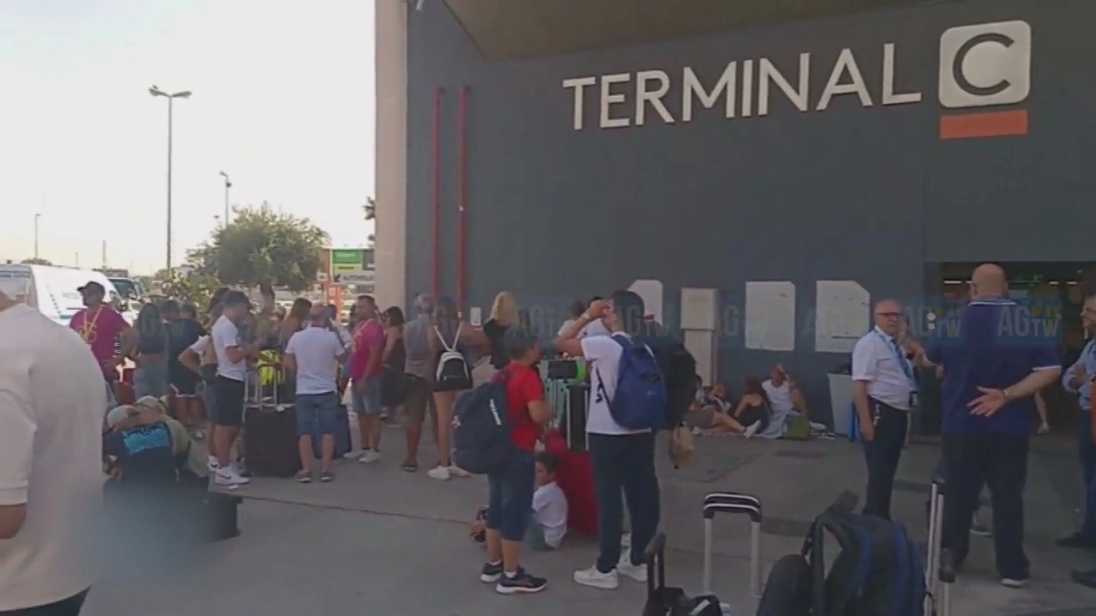 Dertig Nederlanders vast op bloedhete Sicilië vanwege brand op vliegveld: 'Een horrorverhaal' 