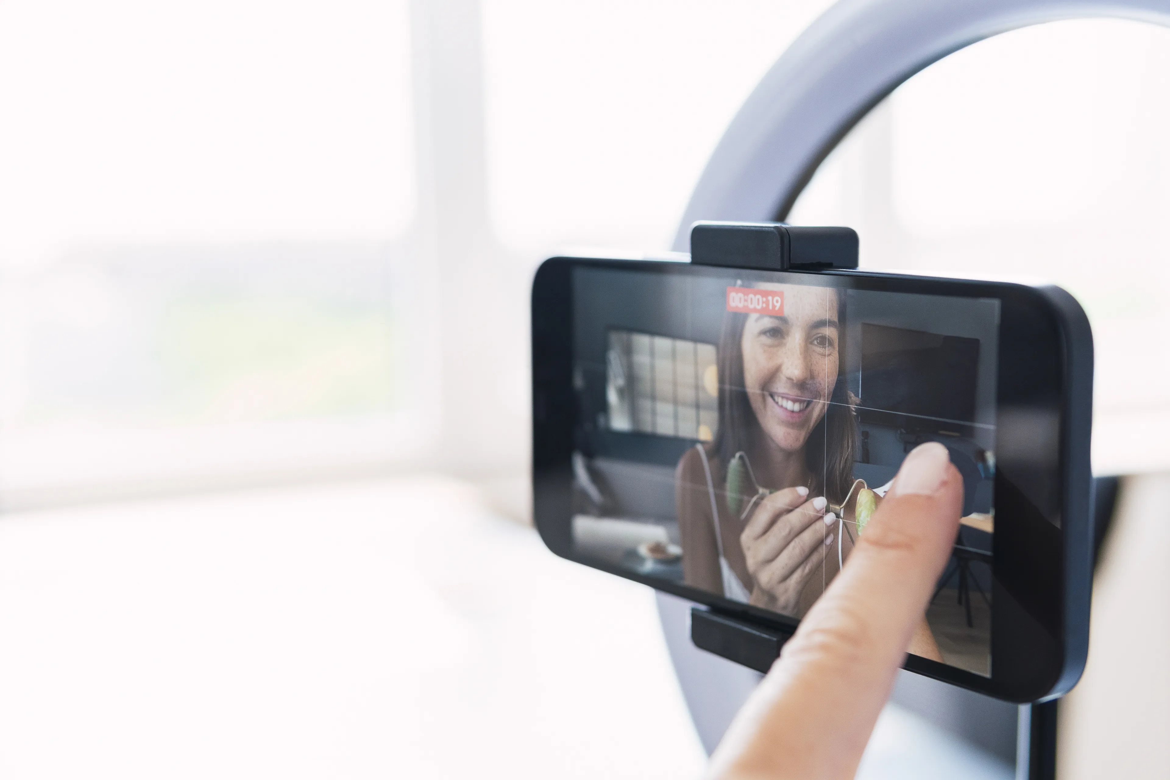 Influencers promoten soms oplichters, Kamerleden willen ingrijpen