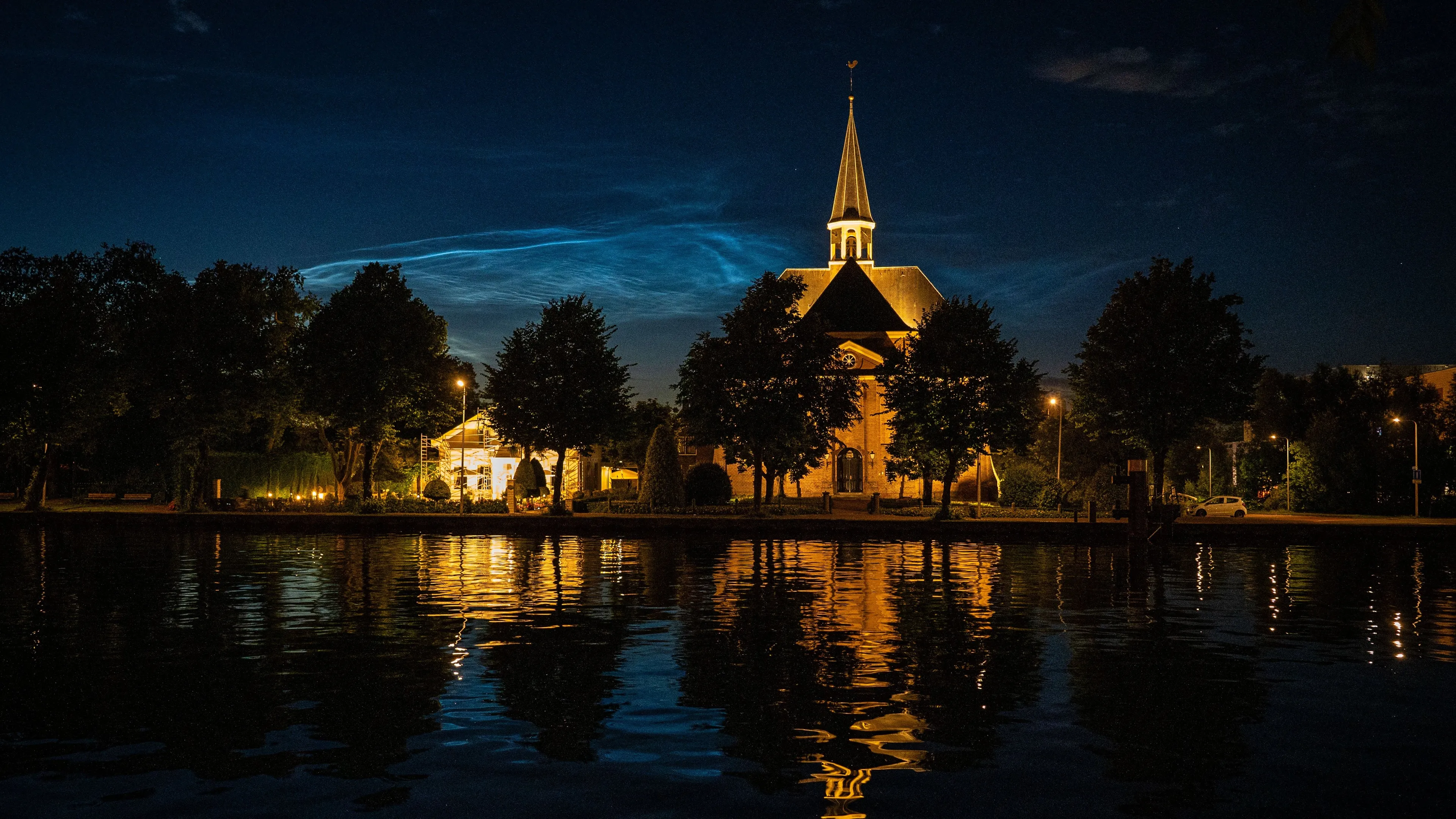 Lichtende nachtwolken schitteren aan de hemel, ook zaterdagnacht weer te zien