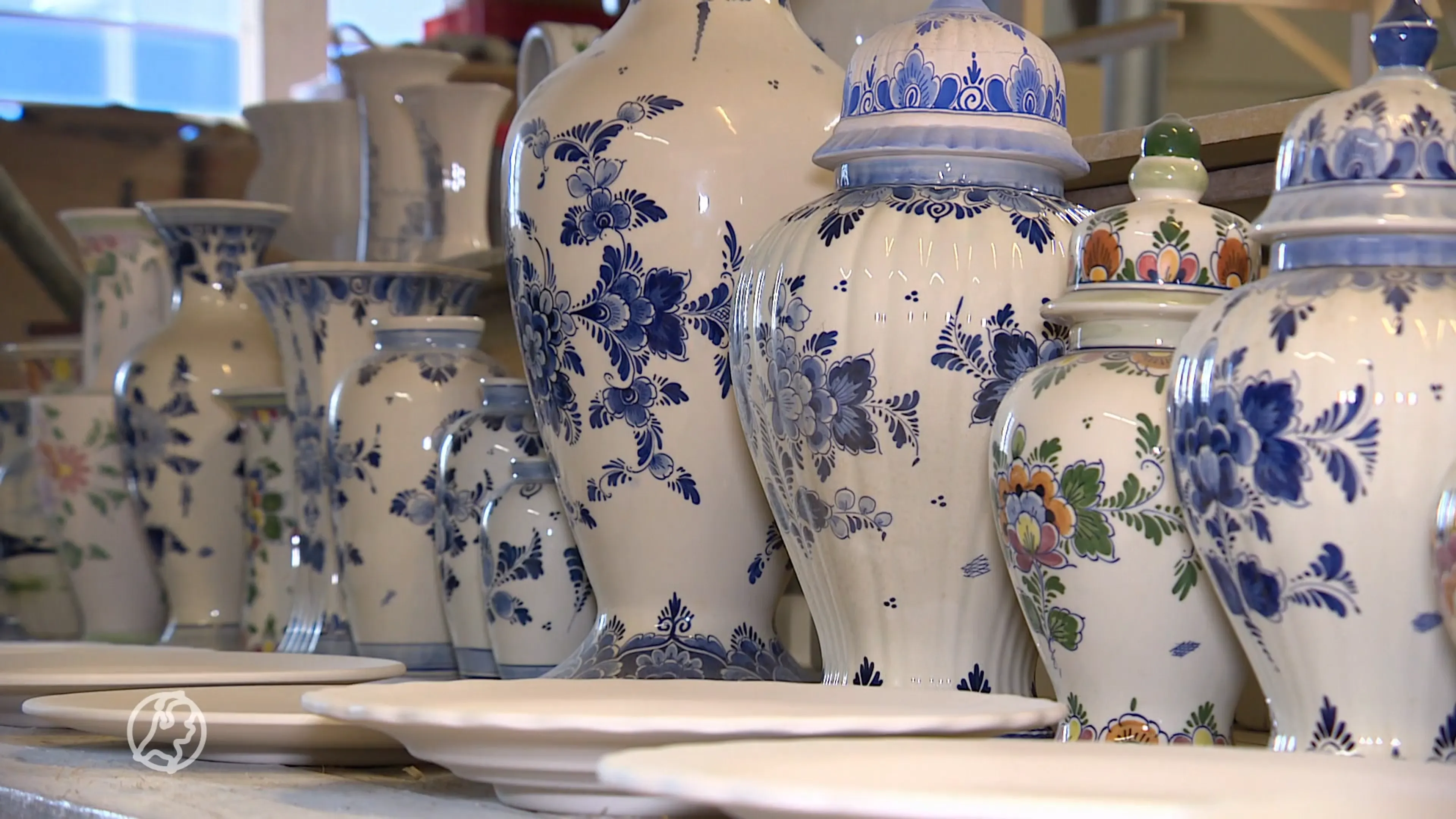 Een van de laatste Delfts blauw-fabrieken van Nederland sluit: 'Het is einde oefening'
