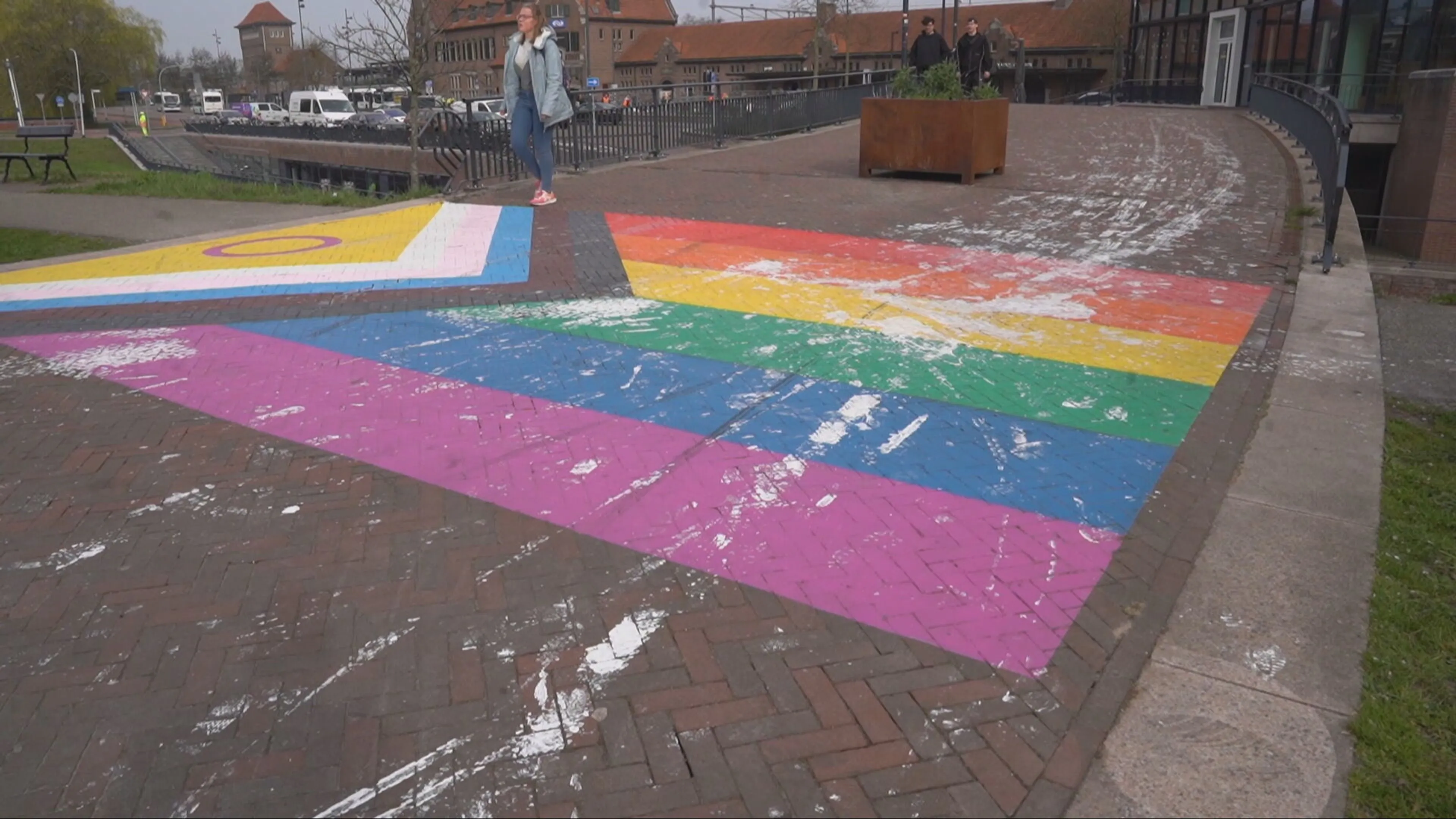 Maatregelen na bekladding bij regenboogpad Deventer: 'Dit is niet te tolereren'