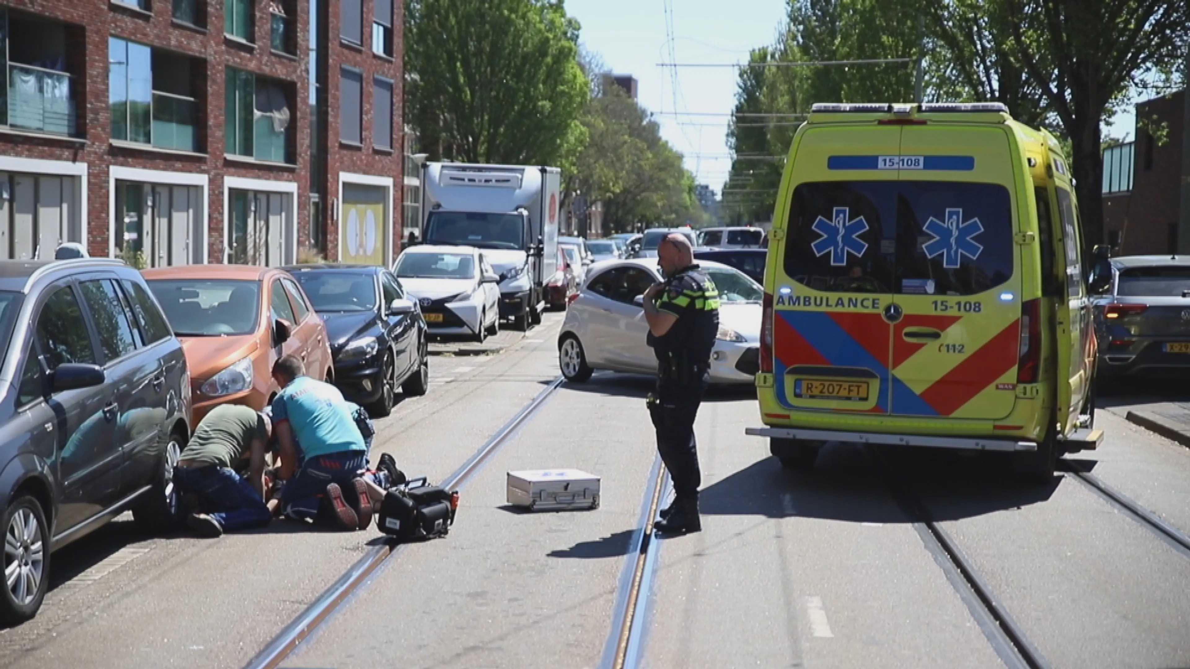 Kindje steekt plots over en wordt hard geschept door auto