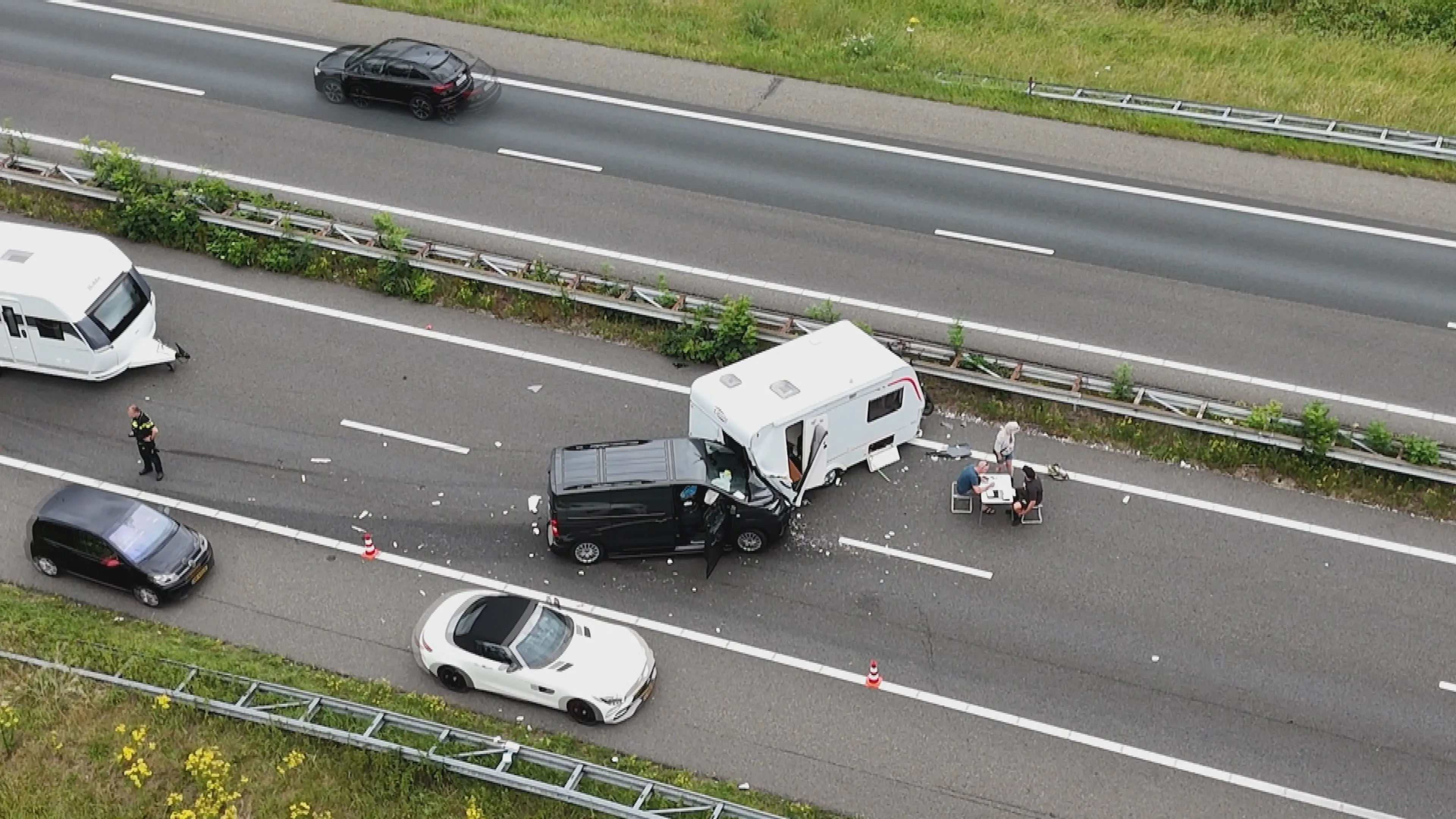 Bijzonder tafereel op A12: schadeformulier ingevuld aan campingtafel op snelweg