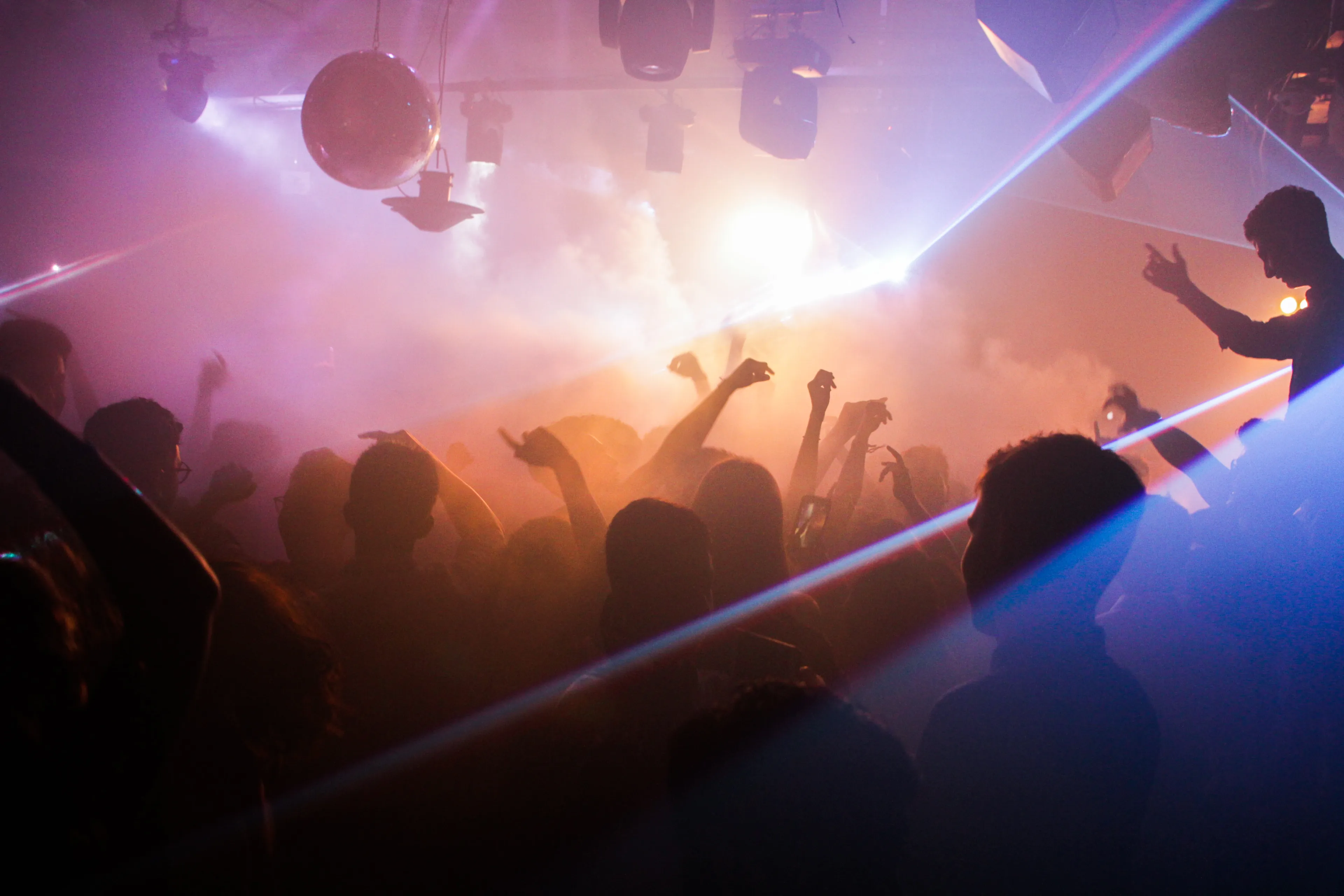Verdwaalde feestbeesten leiden agenten naar illegale party in Zaandam