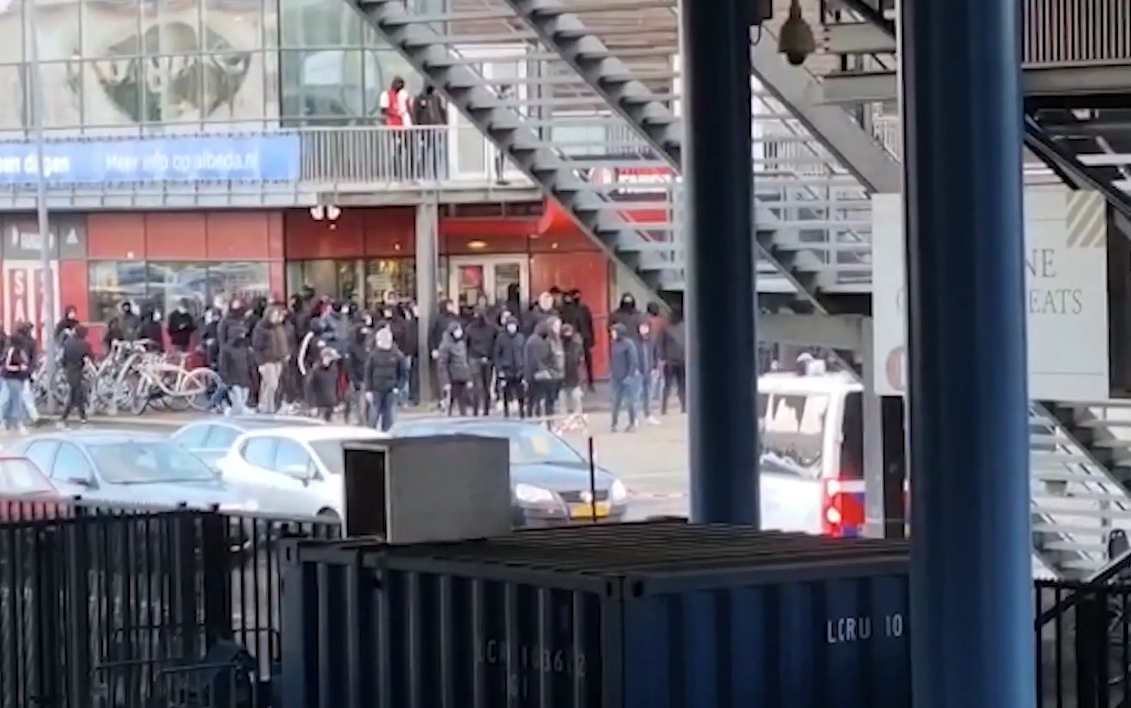Feyenoord-supporters zorgen voor onrust bij De Kuip, ME grijpt in