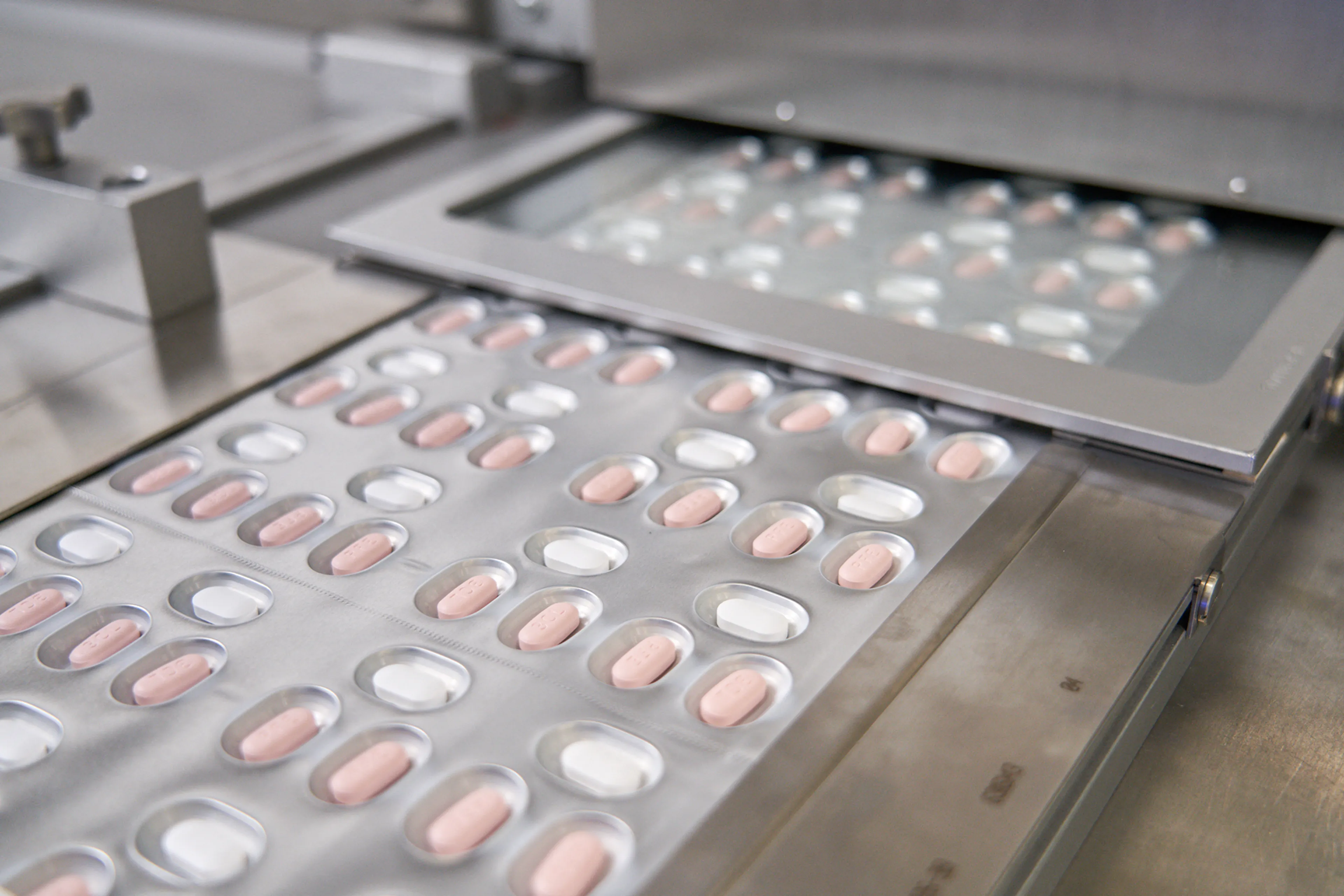 Vaccinwaakhond oordeelt positief over coronapillen Pfizer