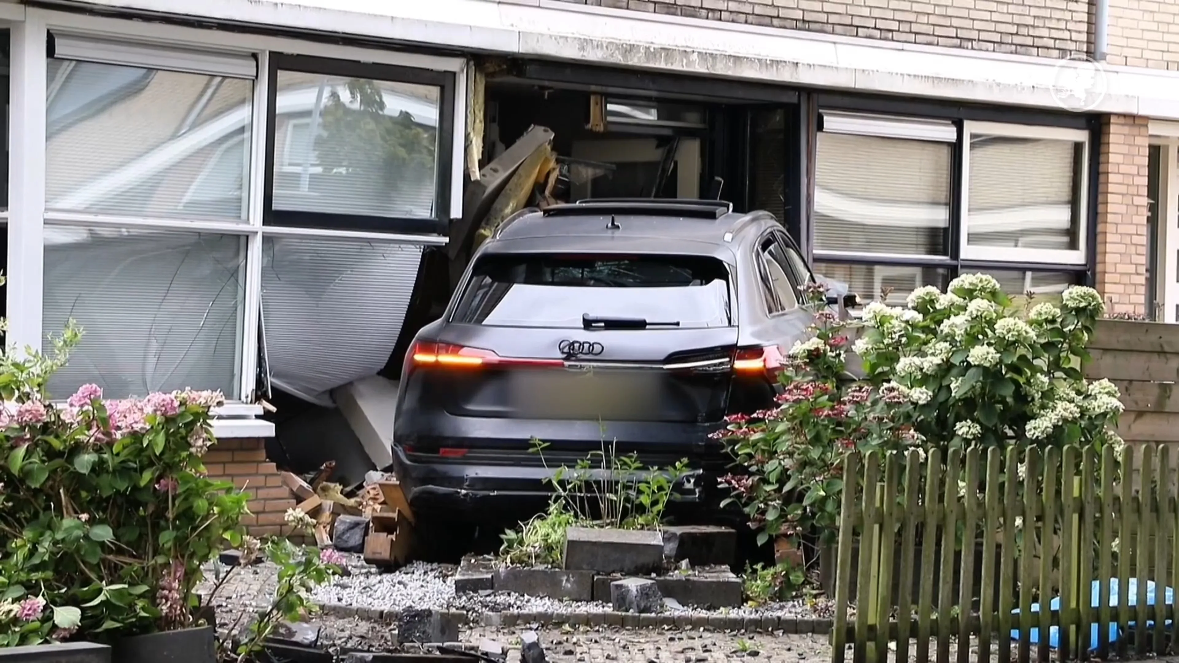 Auto rijdt woning binnen in Tiel, woningen ontruimd