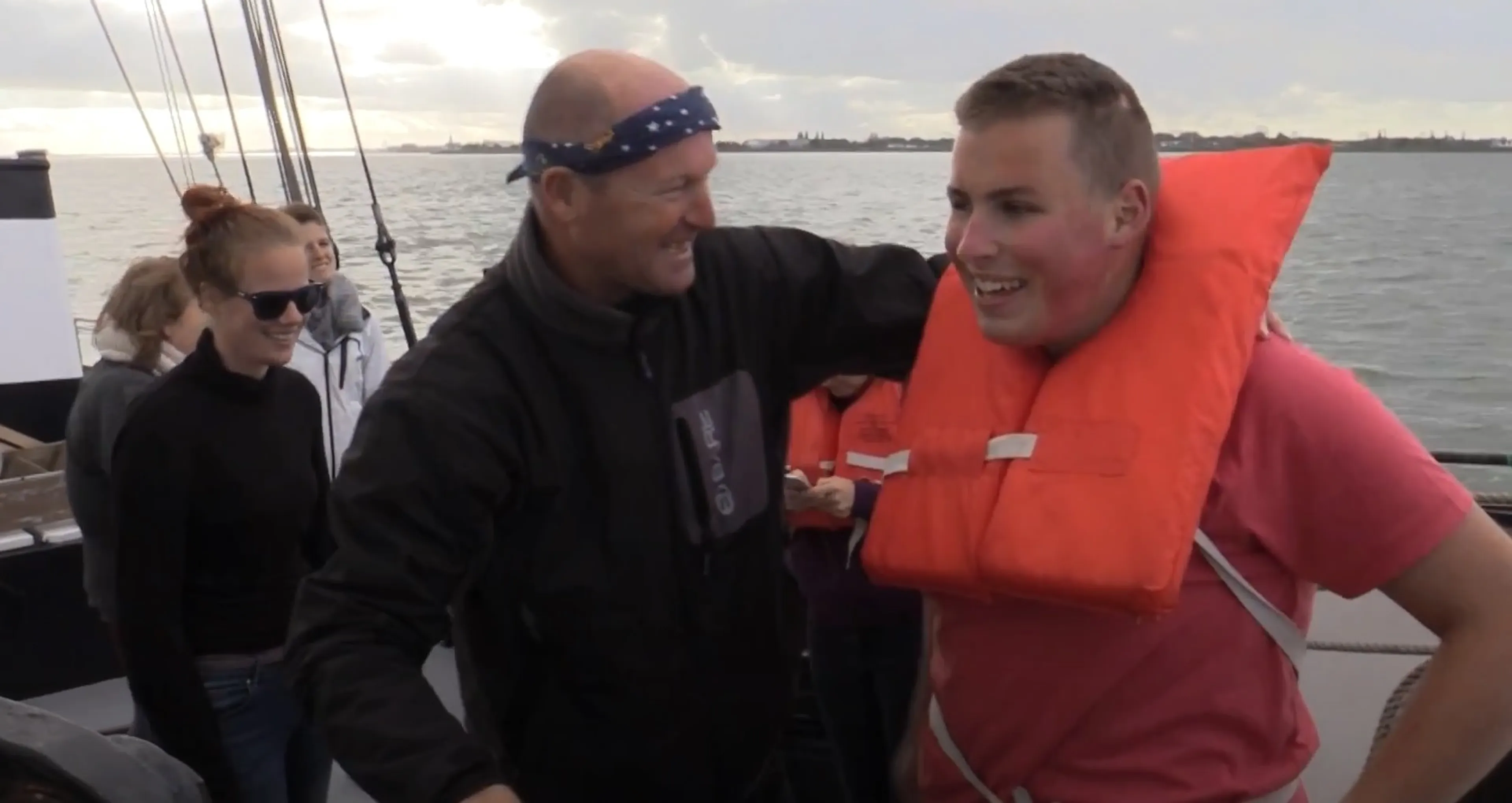 Uitjes terminale kinderen door schipper Ruud gaan door coronacrisis niet door