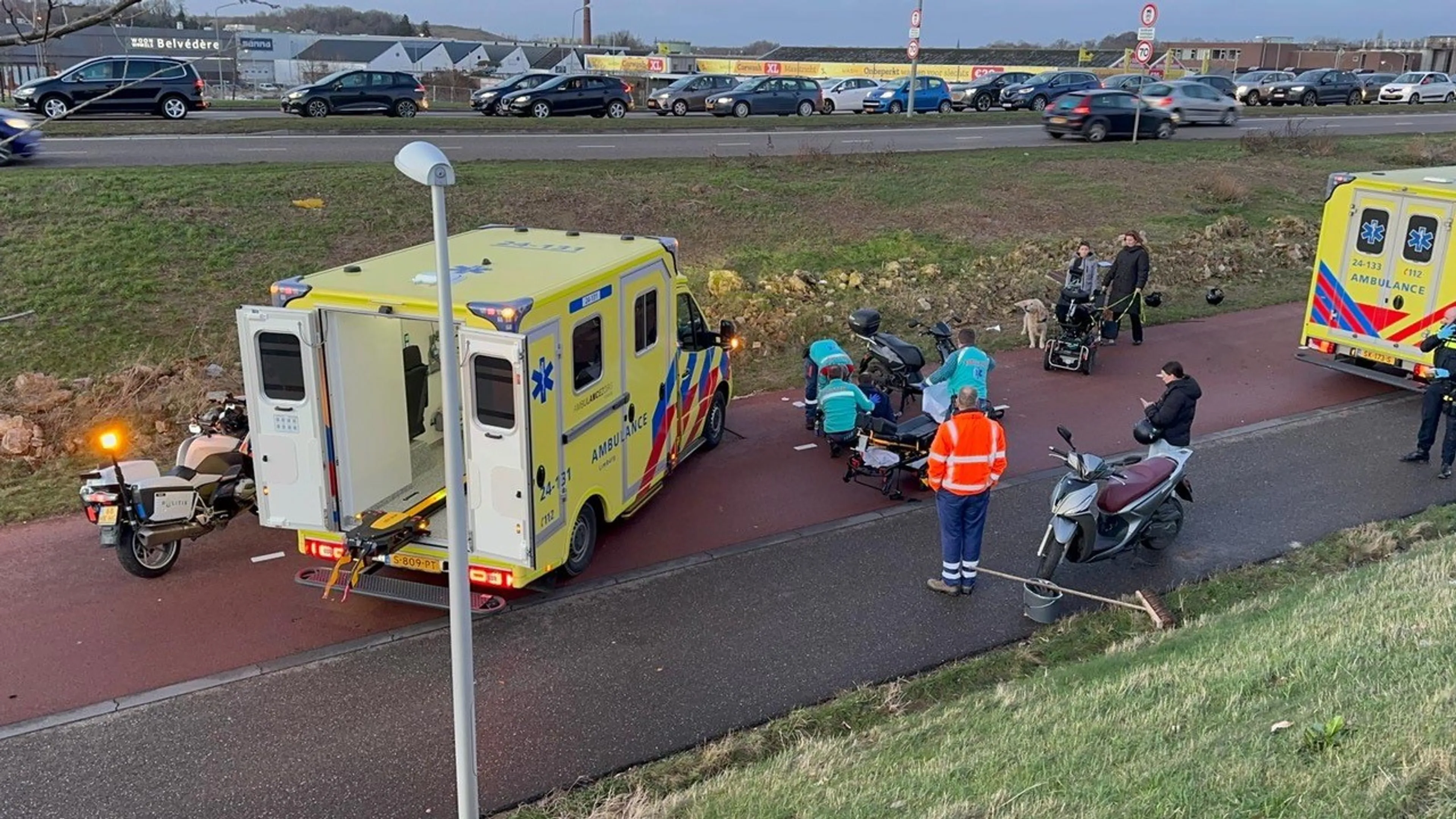 Ernstig ongeval in Maastricht: scooter en rolstoel op elkaar gebotst, twee gewonden