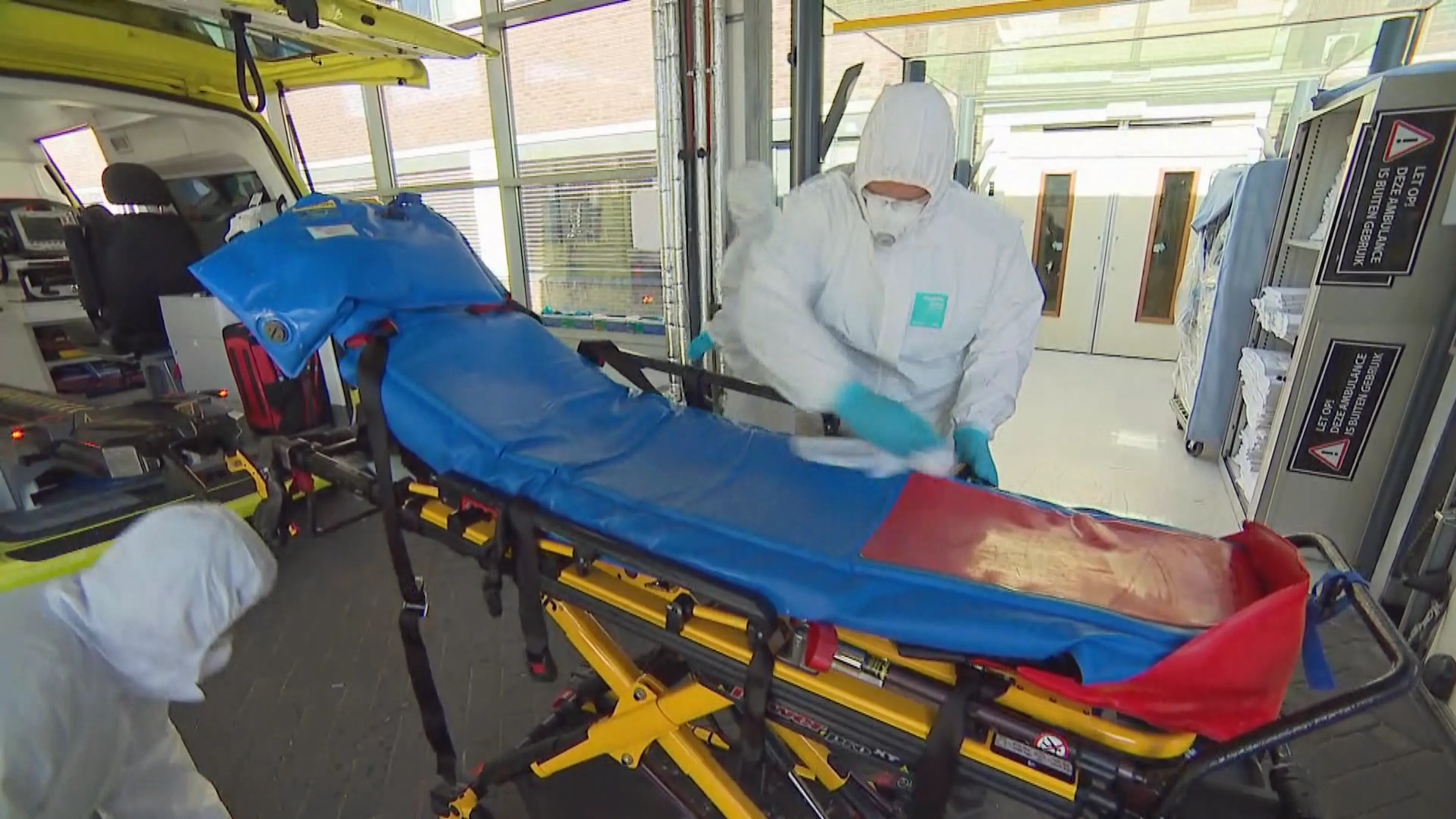 Ruim honderd vrijwilligers maken ambulances schoon, 'zo hebben de verpleegkundigen pauze'