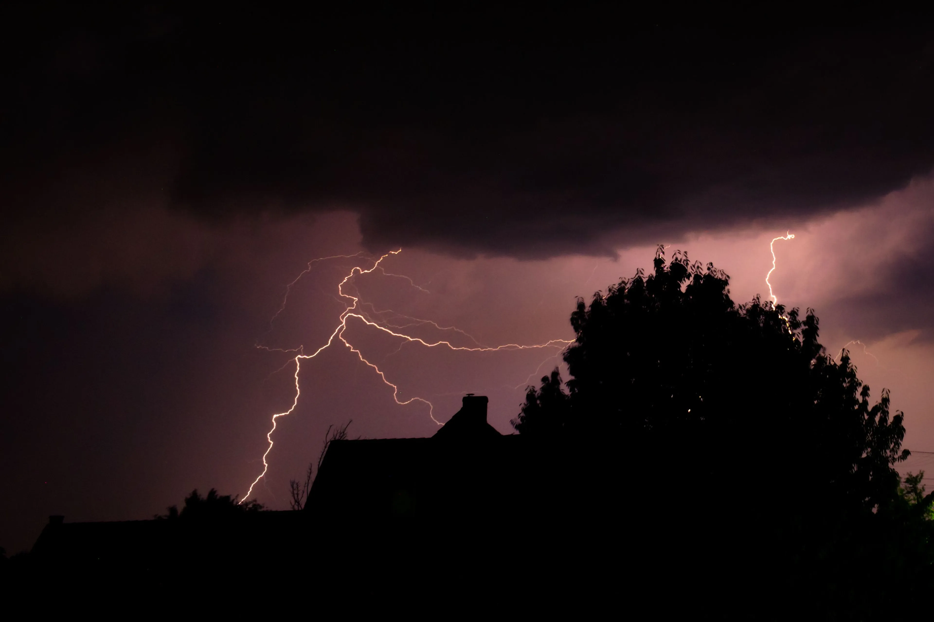 Dit is waarom er na dagen van hitte ineens heftig noodweer is