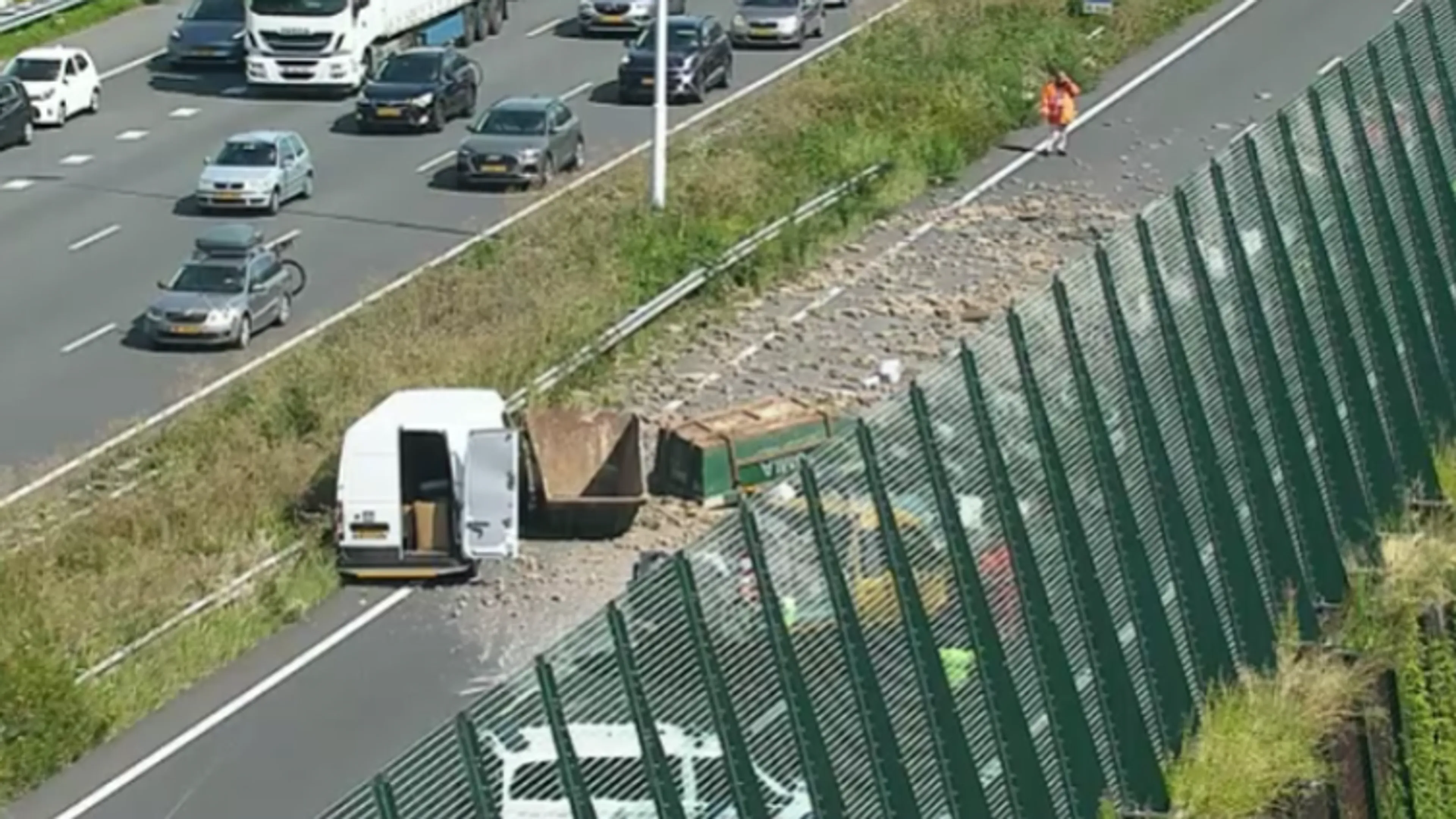 A16 bij Dordrecht weer open na ongeluk met vrachtauto vol stenen