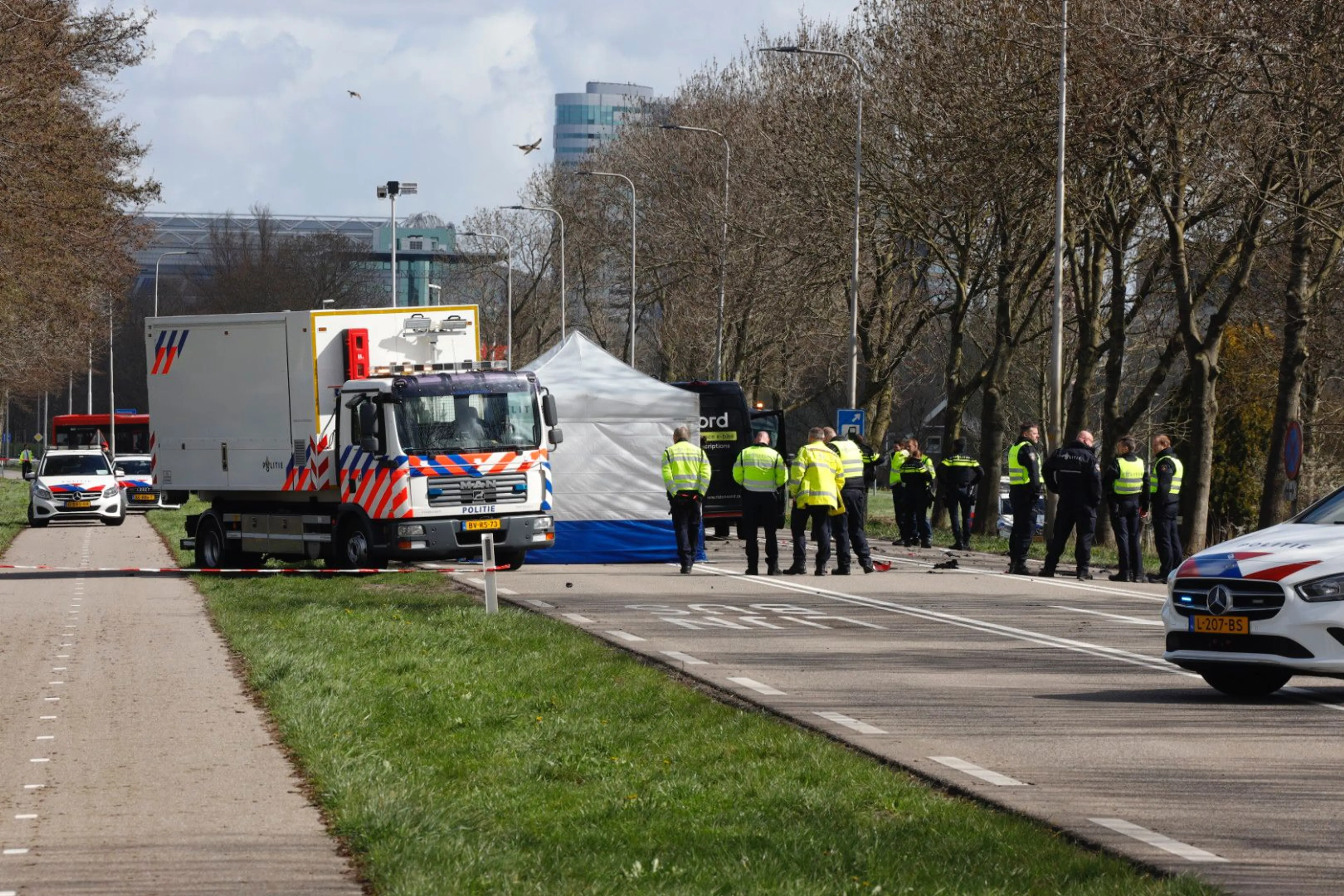 Motorrijder overleden na botsing met bestelbus in Ouderkerk aan de Amstel
