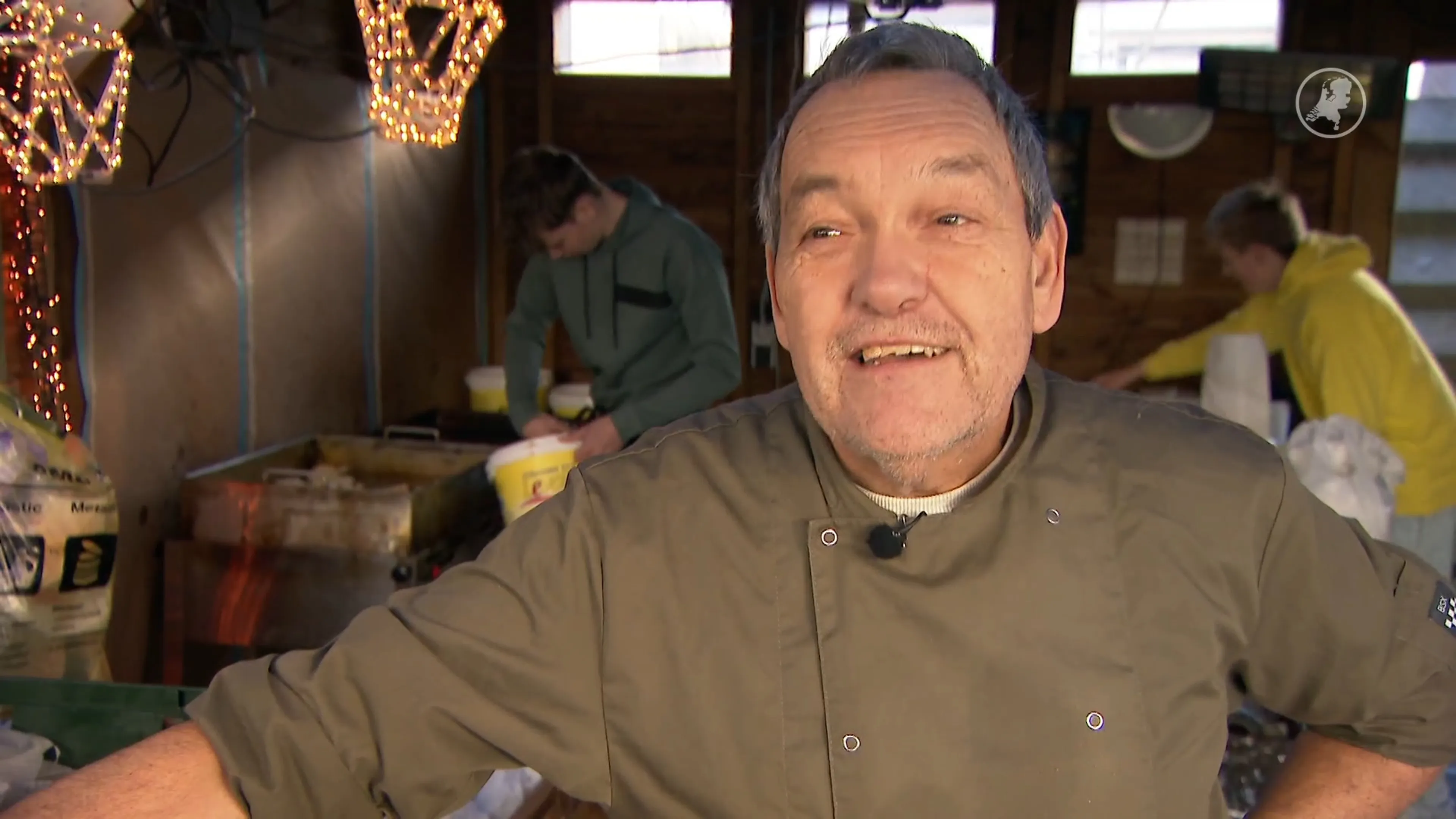 Jeroen bakt oliebollen voor het goede doel