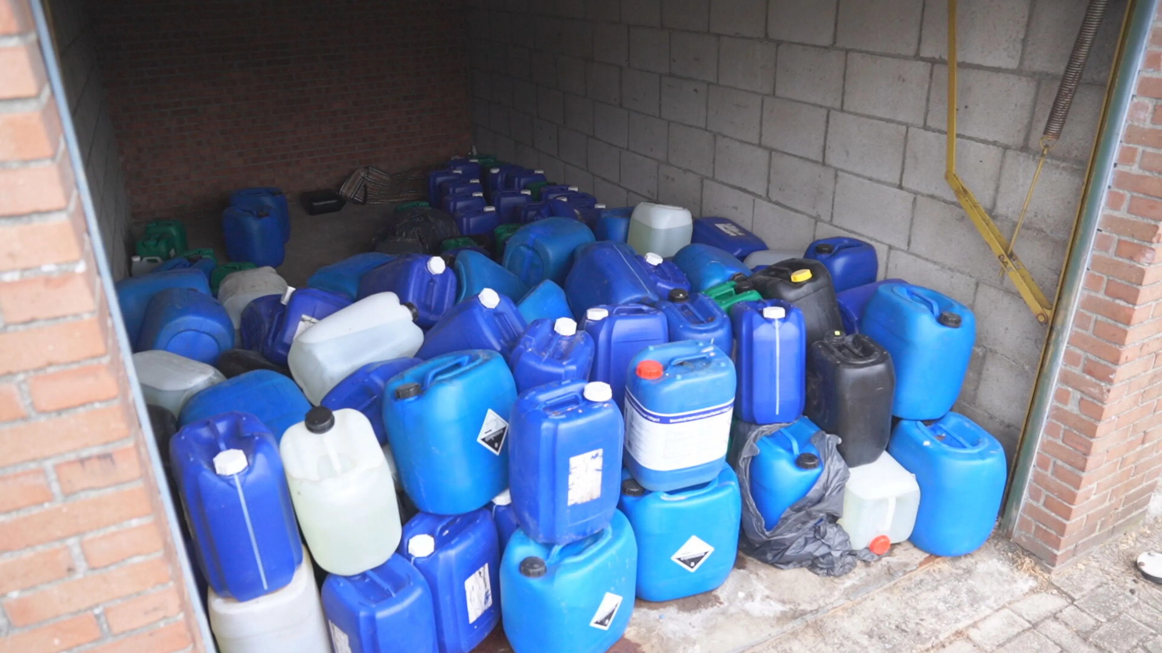 Politie vindt ruim 70 vaten drugsafval in garagebox Brabantse woonwijk 