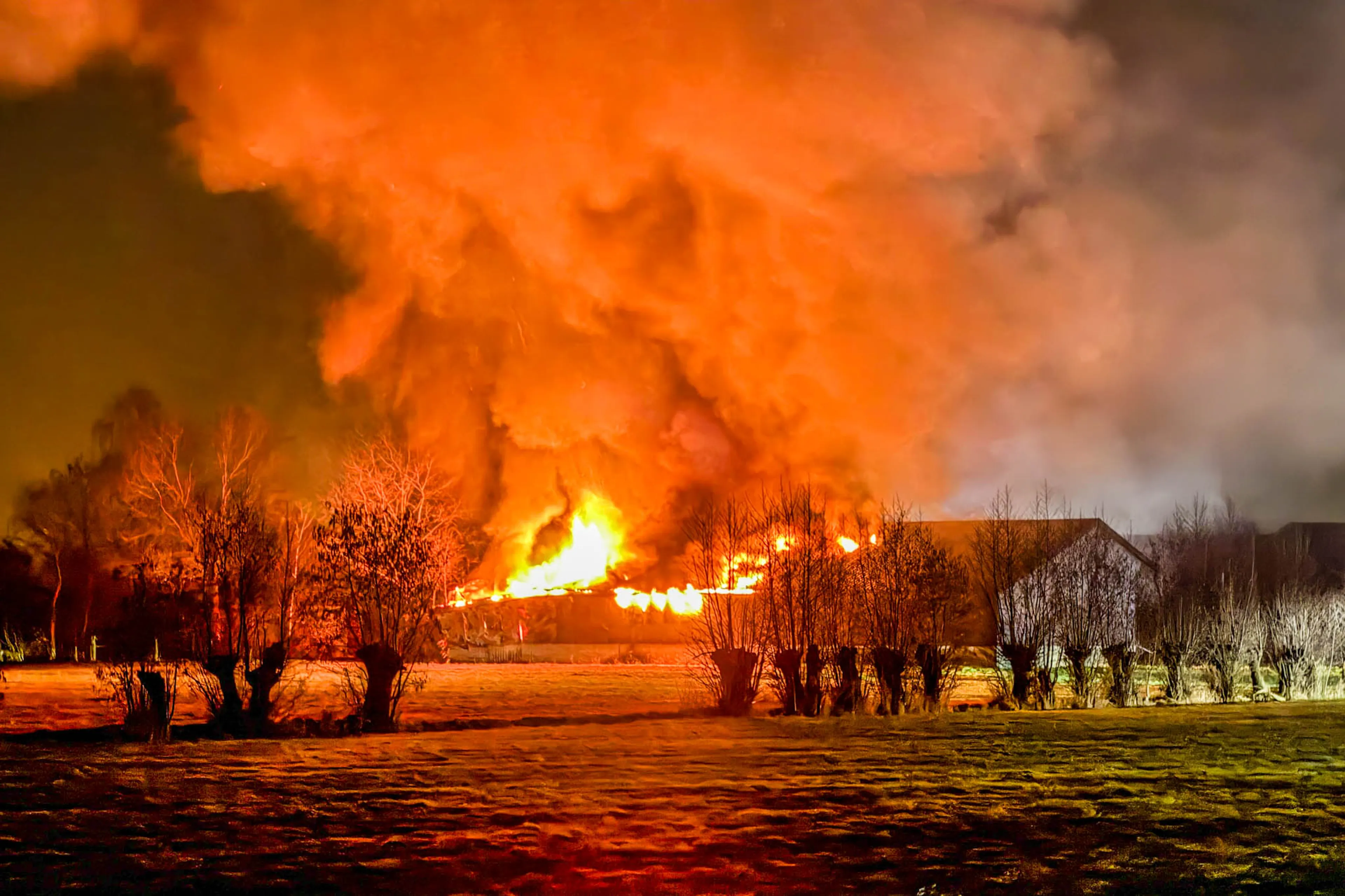 Zeer grote brand in schuur Hoevelaken, rode gloed in wijde omgeving te zien