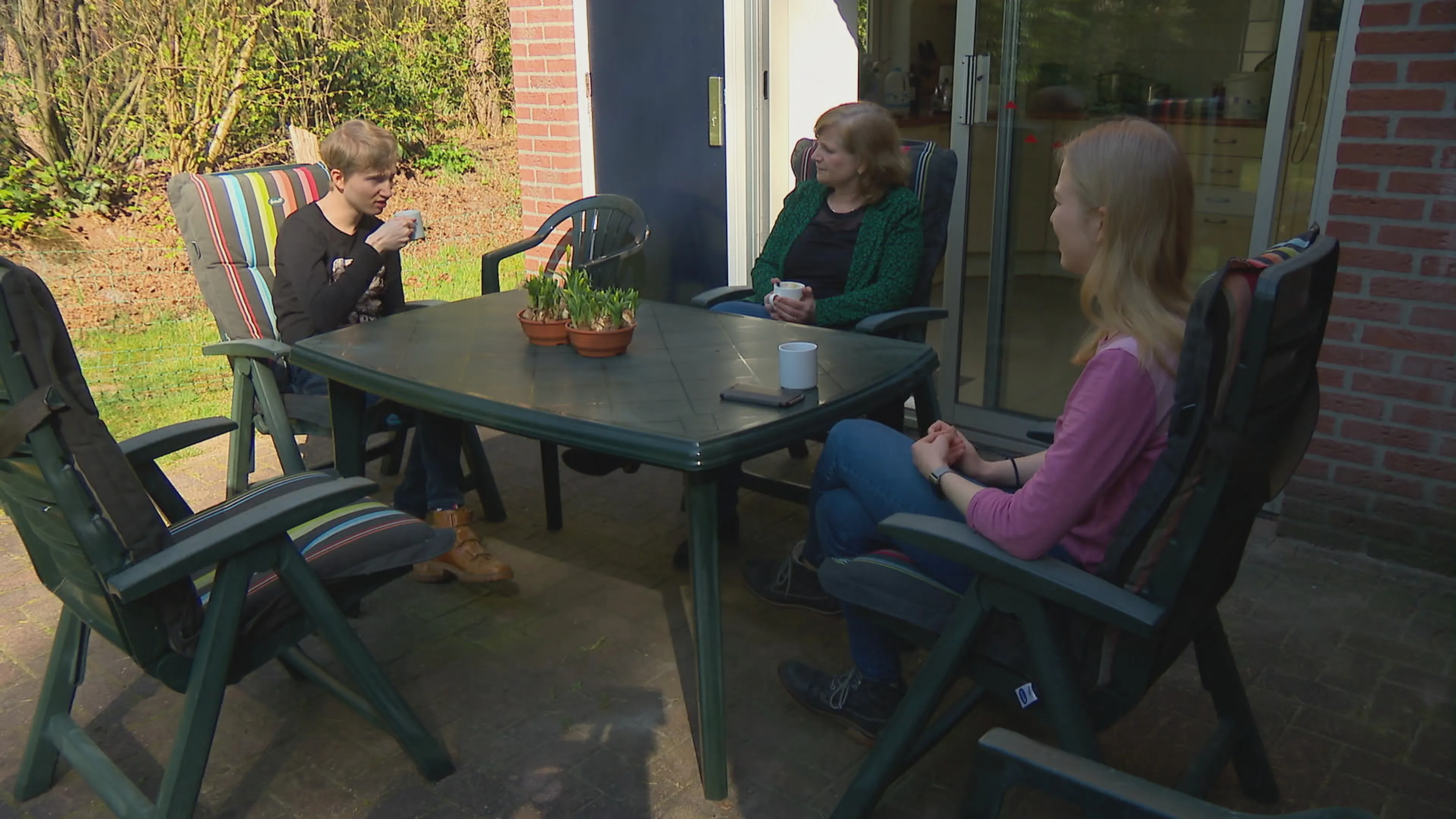 Maaike heeft door corona haar gehandicapte zoon nu thuis: 'Ik zorg met liefde voor hem'