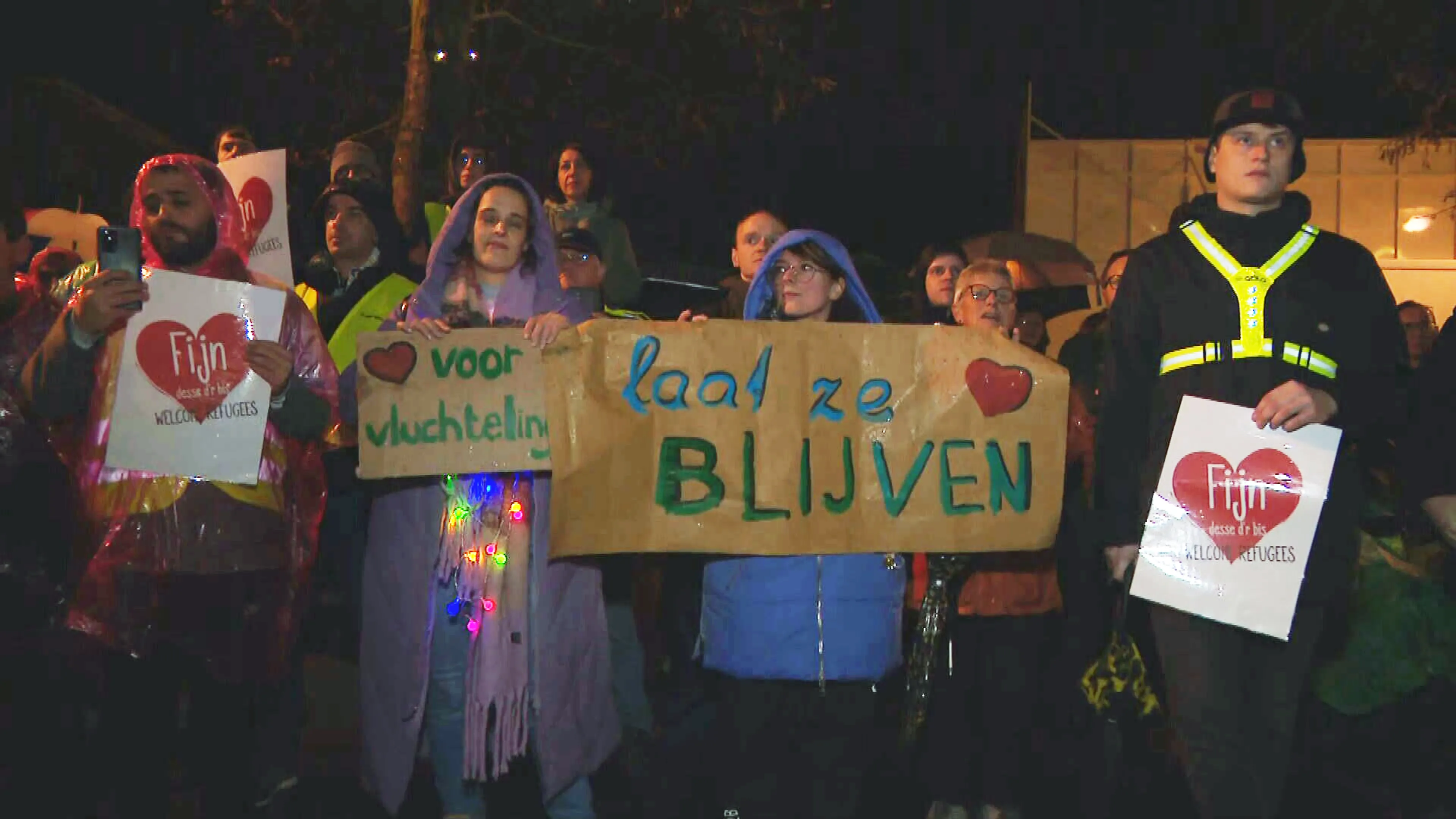 Vrijwilligers willen niet dat noodopvang asielzoekers verhuist: 'Laat ze blijven'