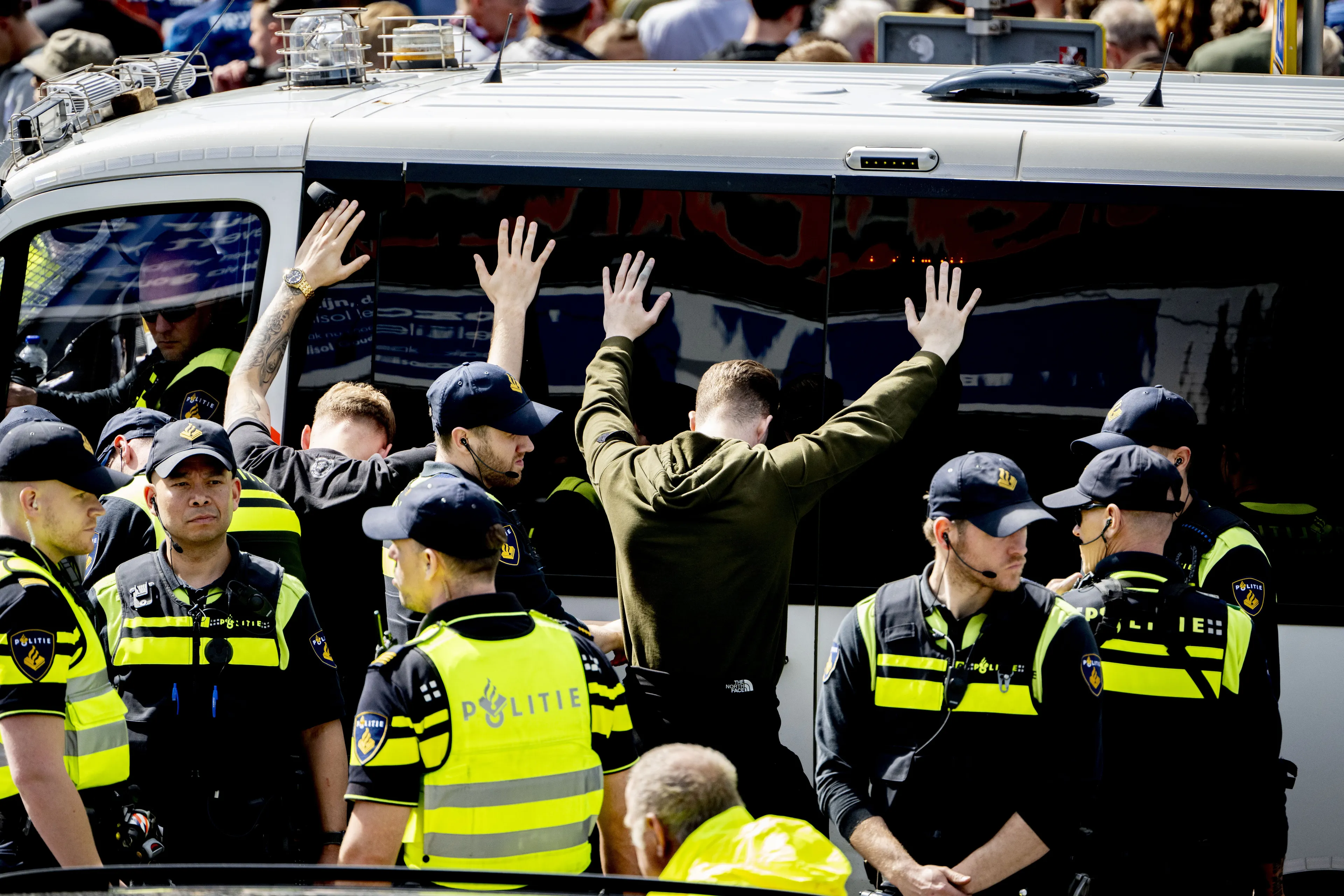 Politie reageert op ophef om arrestatie Feyenoord-fan in bijzijn van zoontje