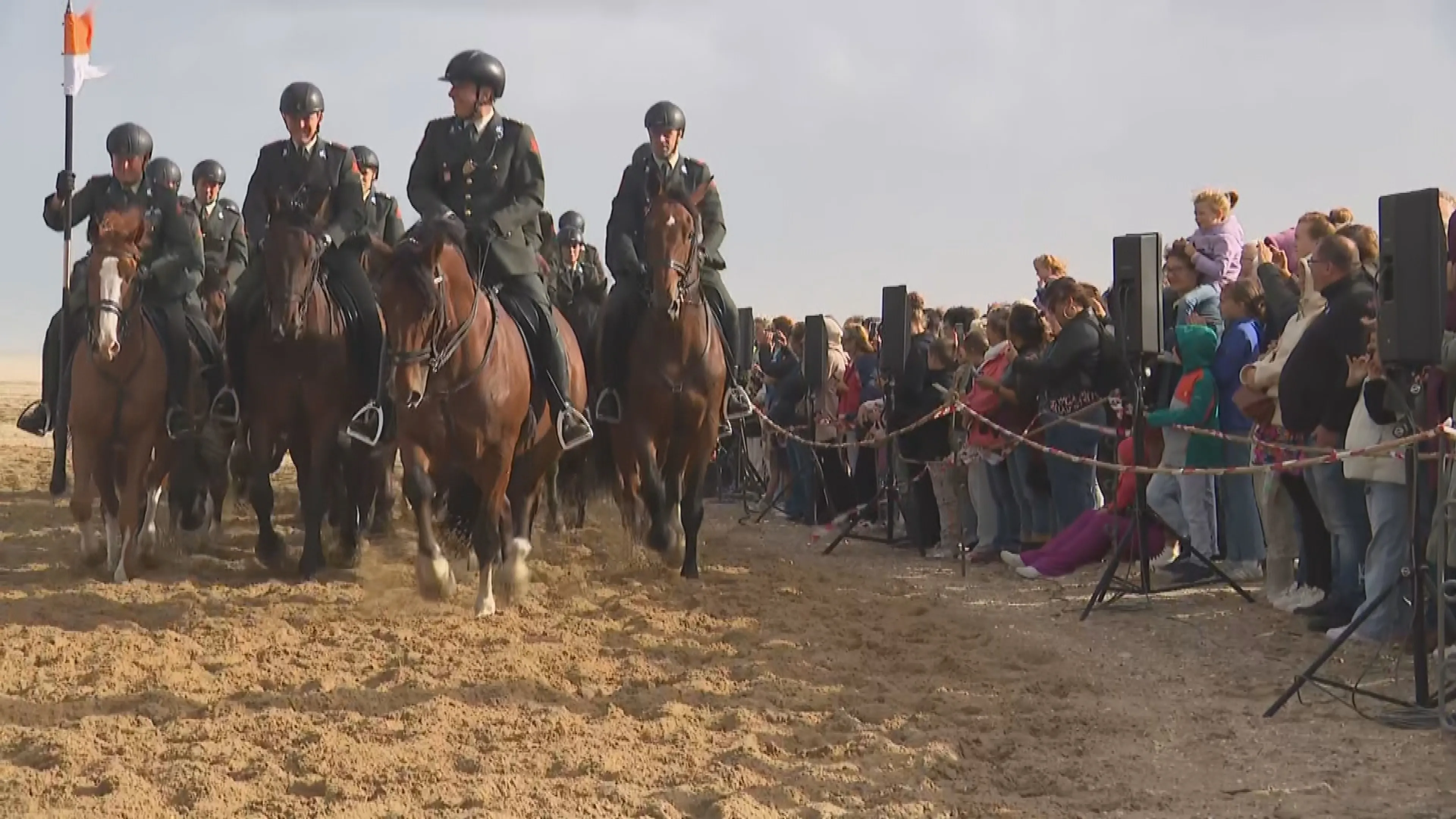 ZIEN: lawaai, onverwachte geluiden en herrie bij Prinsjesdagtraining voor paarden