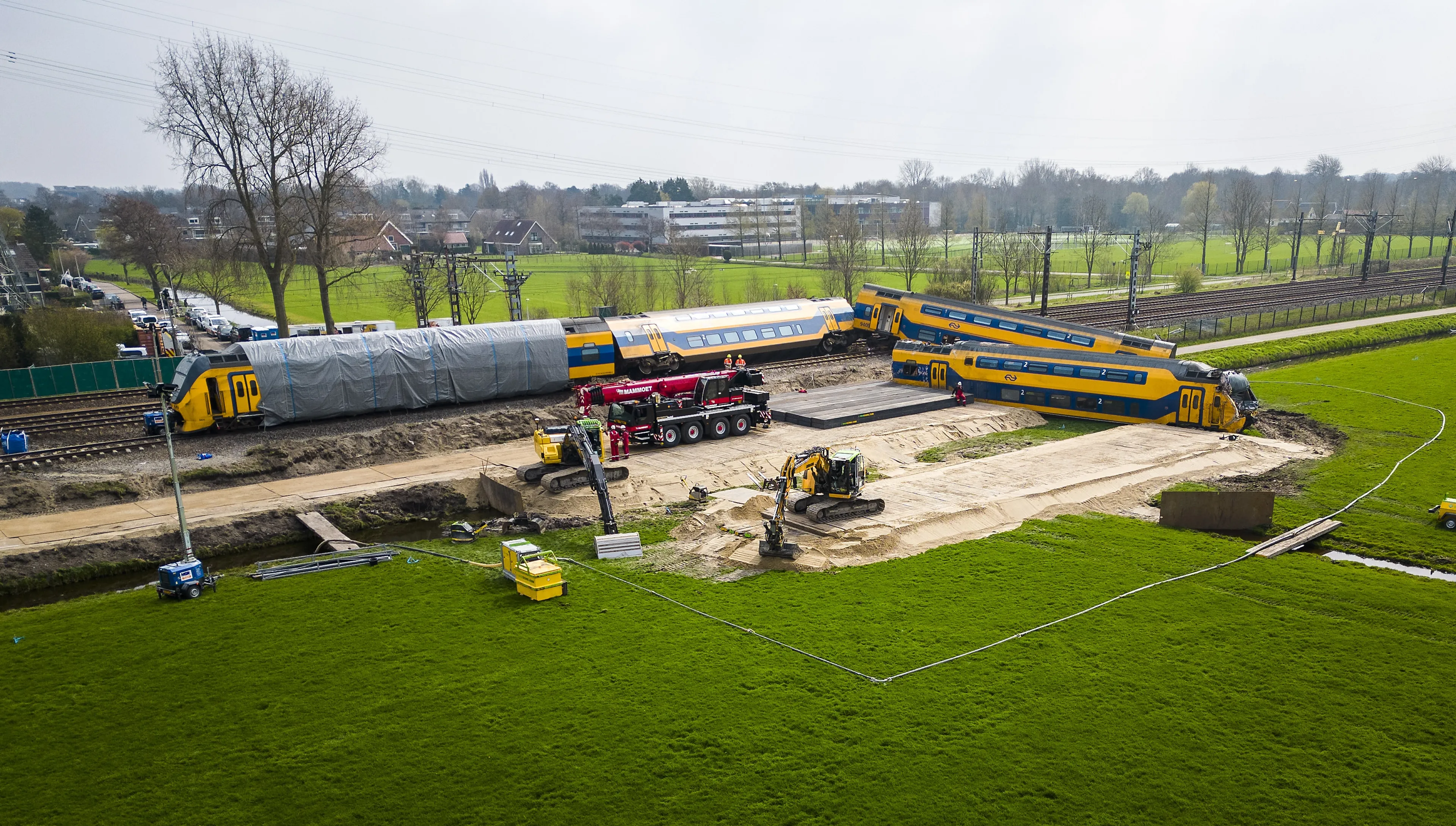 Ontspoorde trein in Voorschoten wordt geborgen
