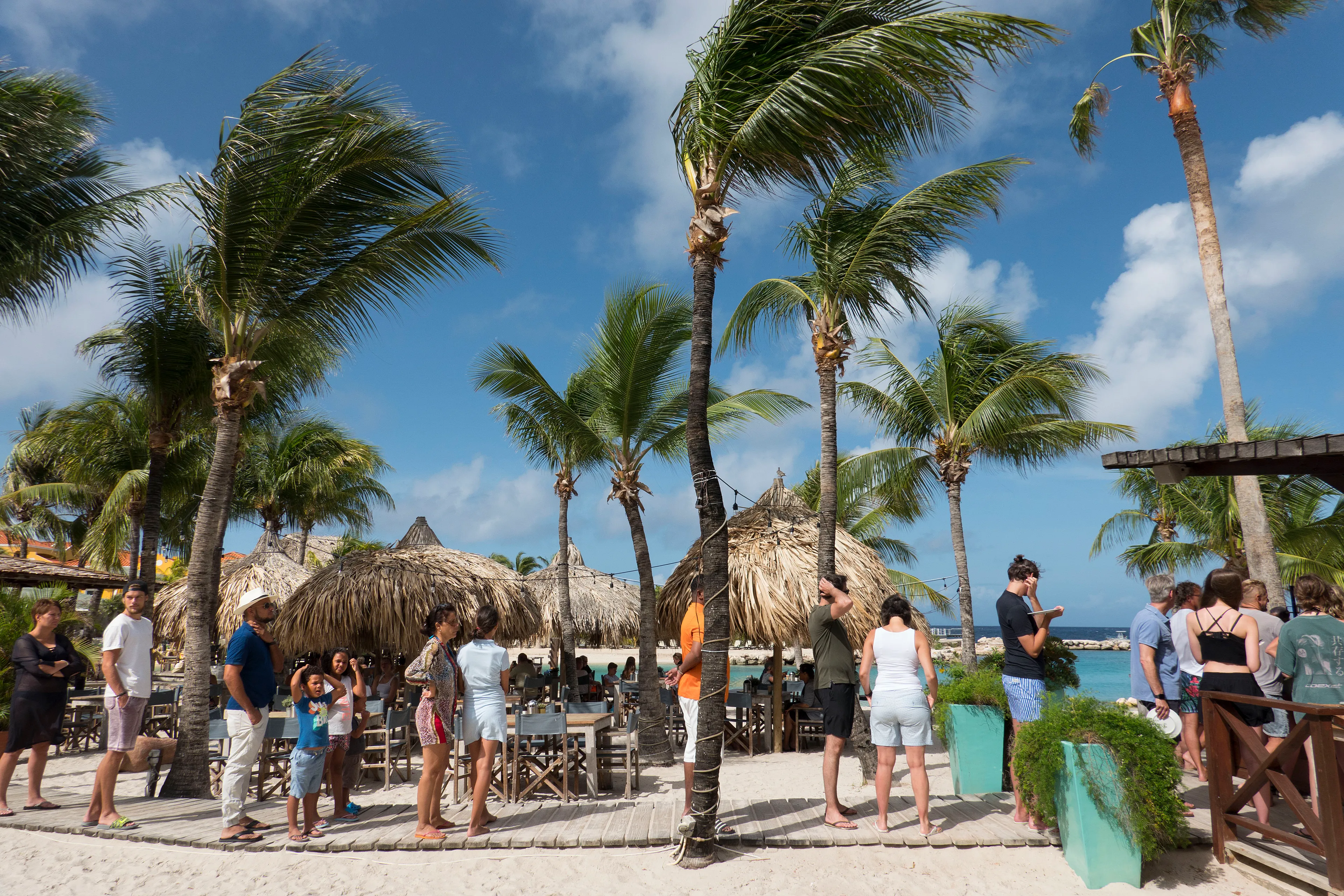 Negen op de tien Nederlanders wil 'oranje' reisadvies voor Curaçao: 'Hou de vliegtuigen aan de grond'