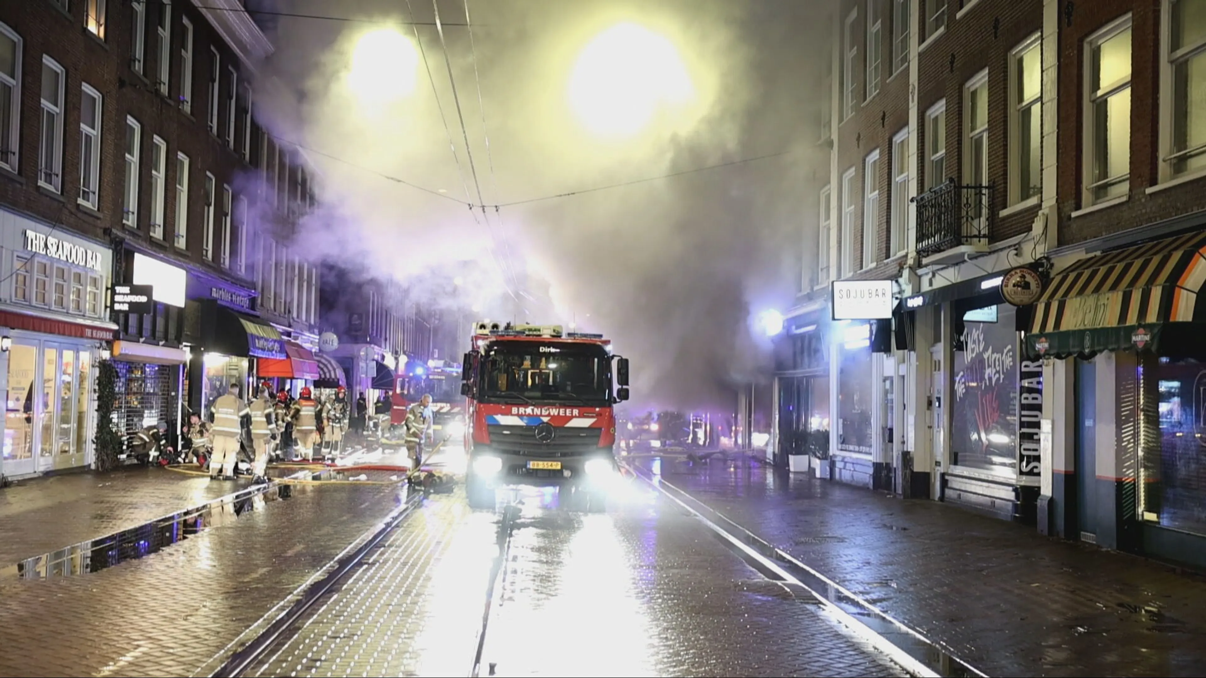 Zeer grote brand in Amsterdam, meerdere personen naar ziekenhuis