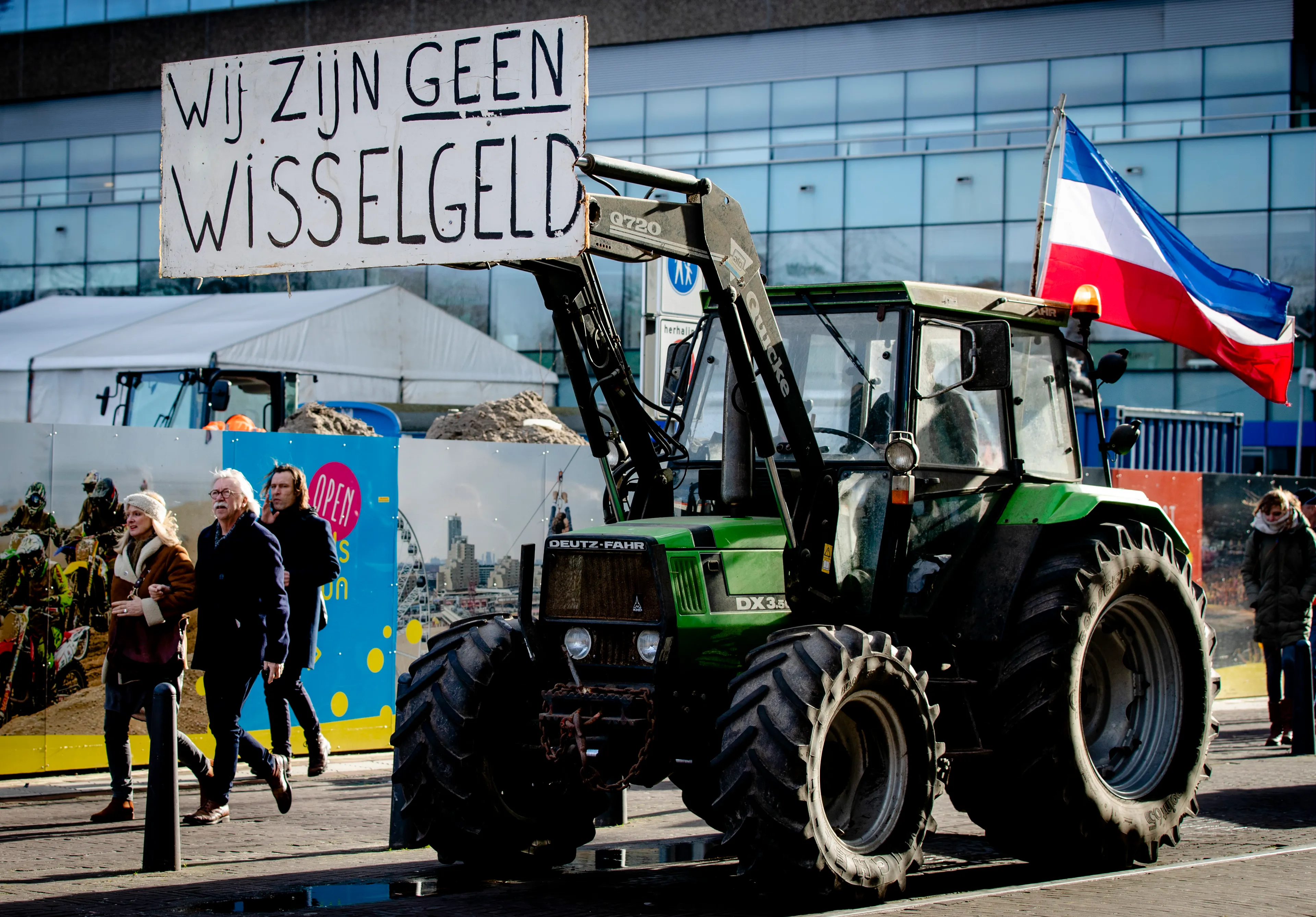 Boeren door heel het land doen aangifte tegen minister Schouten om dierenmishandeling