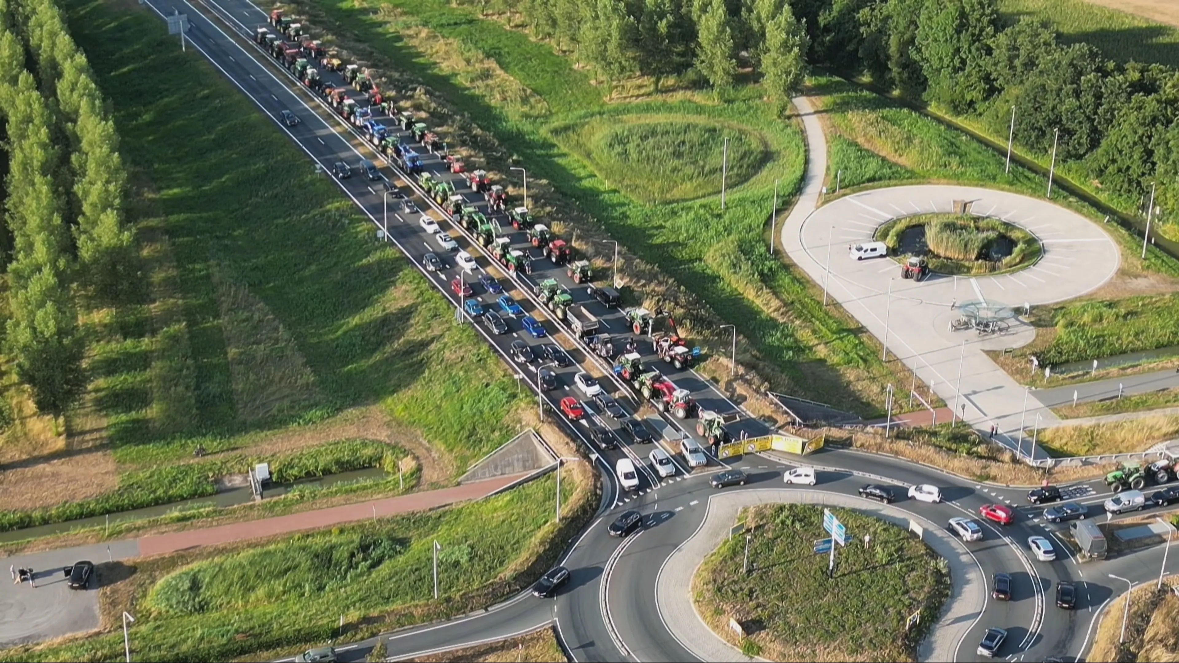 Boeren blokkeren N323 bij Beneden-Leeuwen met trekkers