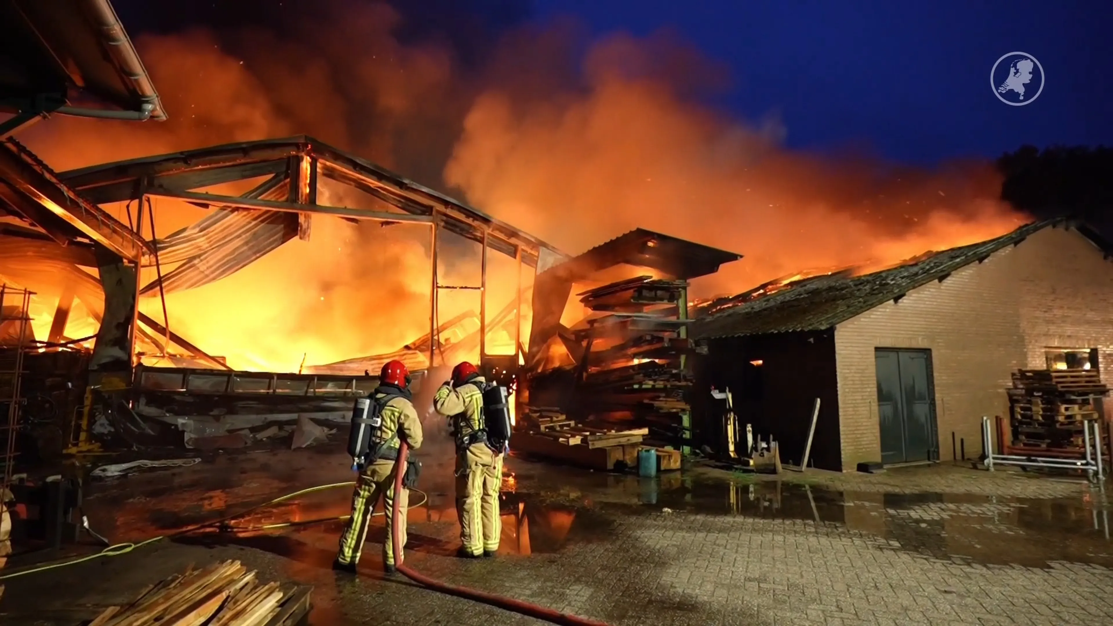 Duizenden kippen sterven in allesverwoestende stalbrand in Vessem