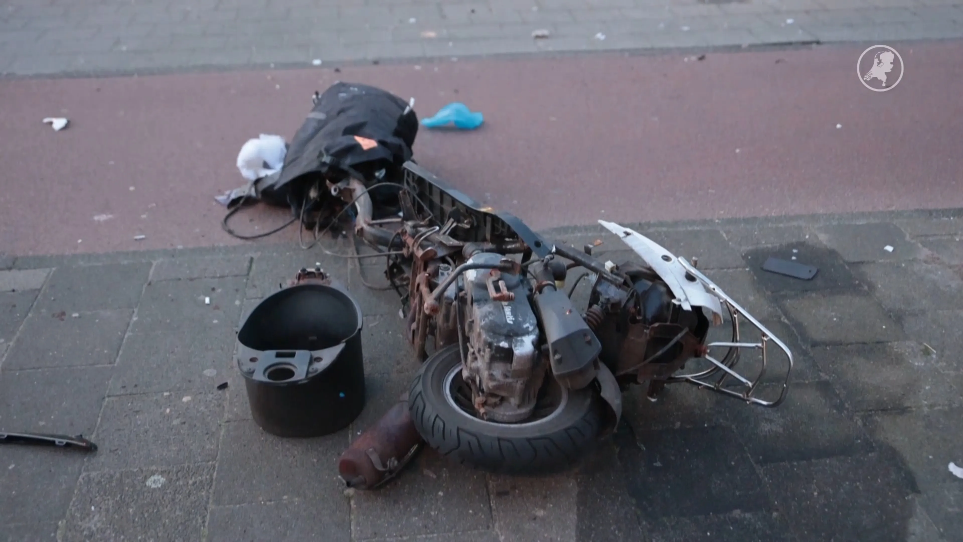 Auto en scooter botsen op elkaar in Den Haag, ravage op straat