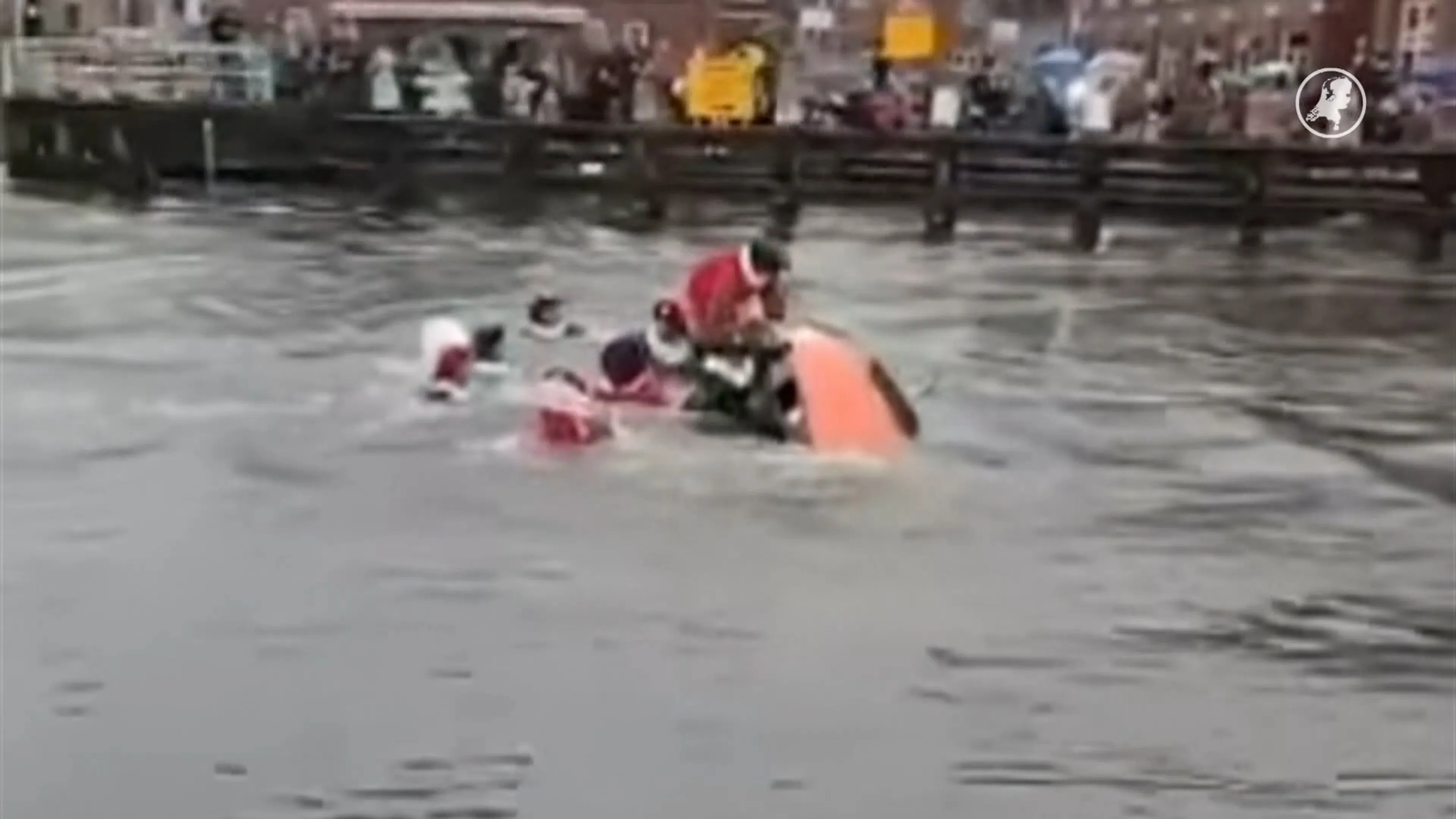 Pieten in het water na kapseizen boot bij intocht Gouda