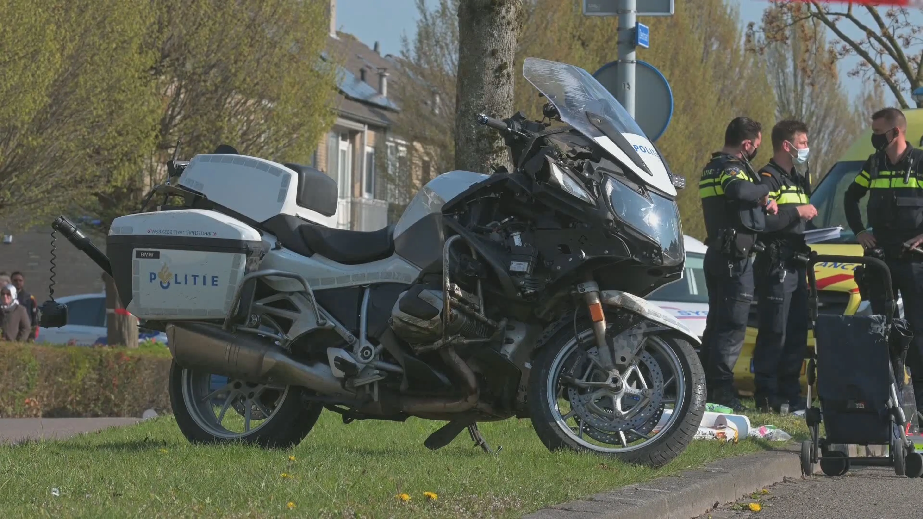 Motoragent klapt op voetganger bij achtervolging Zevenbergen, beiden zwaargewond