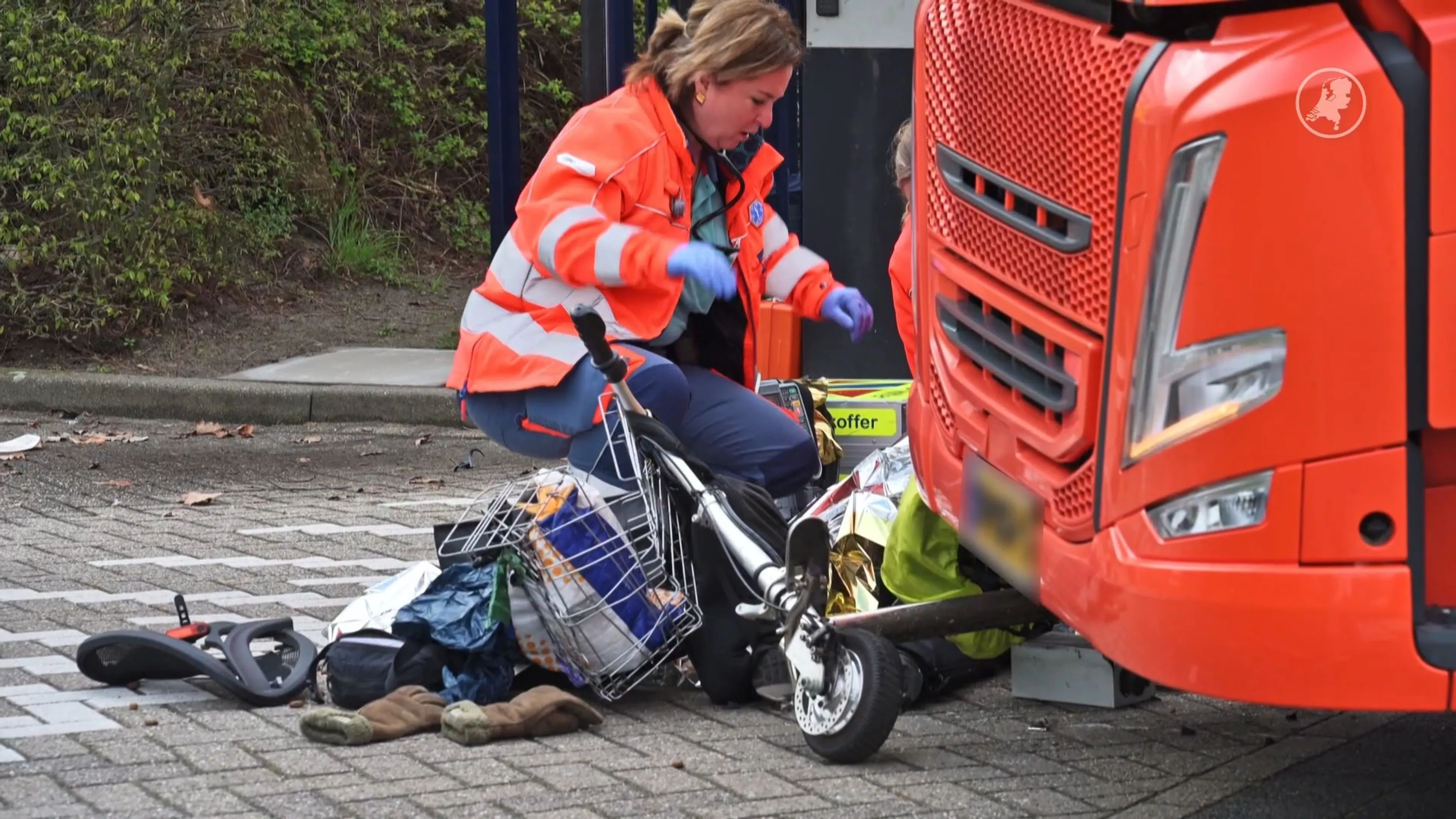 Bestuurder scootmobiel gewond na botsing met vrachtwagen in Breda