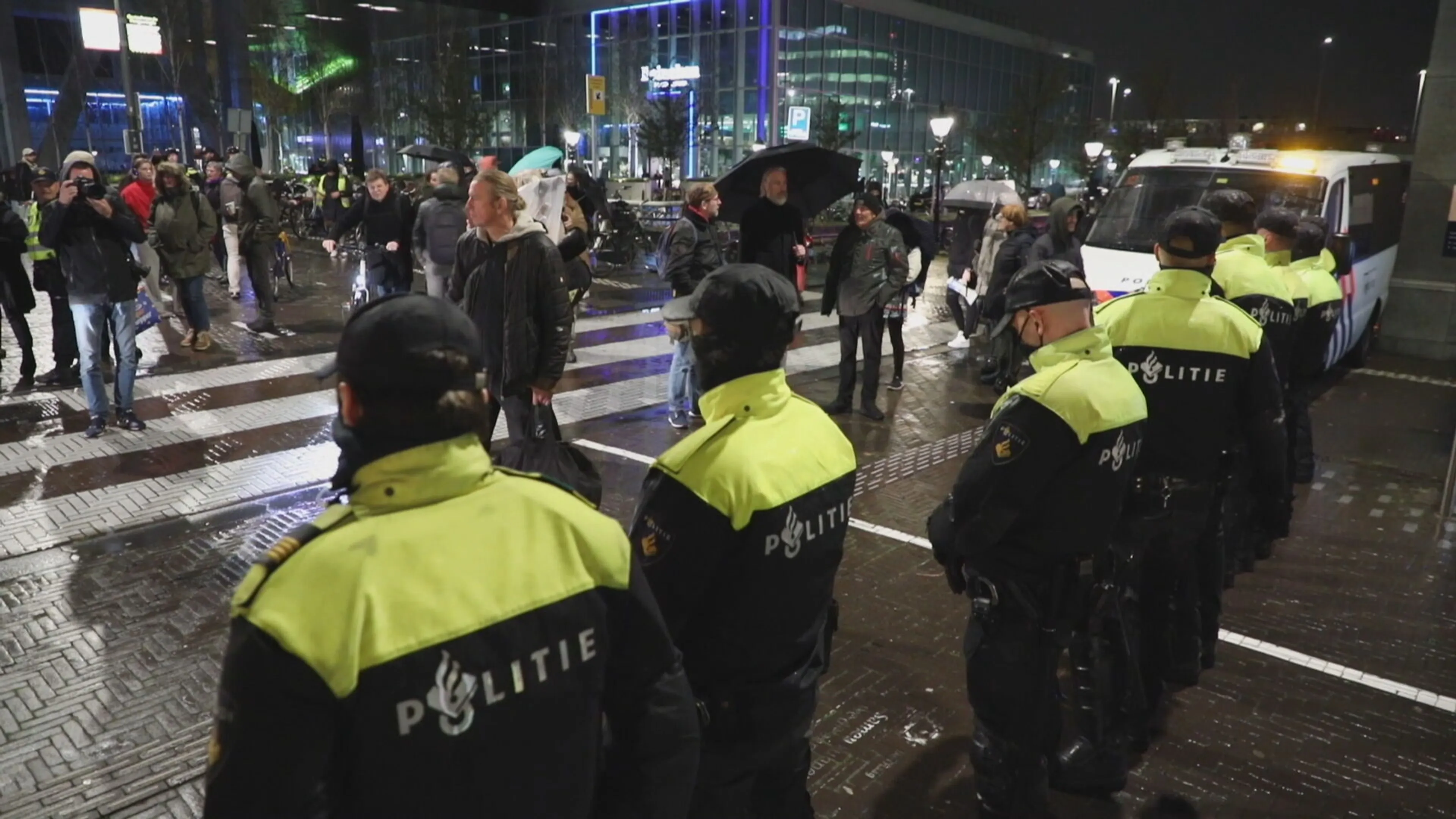 Dertien betogers opgepakt na demonstratie bij coronapersconferentie