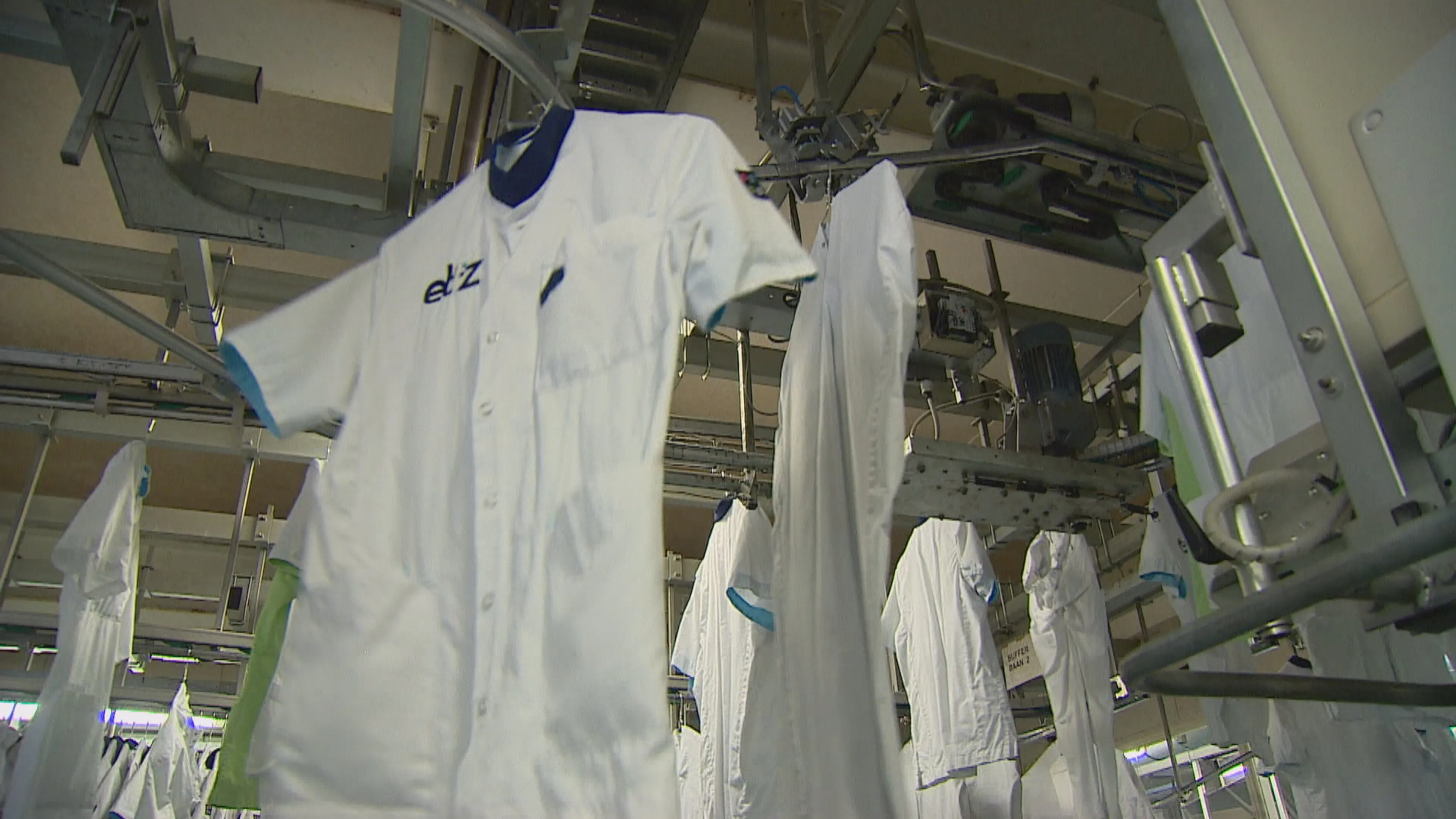 Overuren door corona: in Tiel wassen ze kleding van zorgpersoneel en coronapatiënten