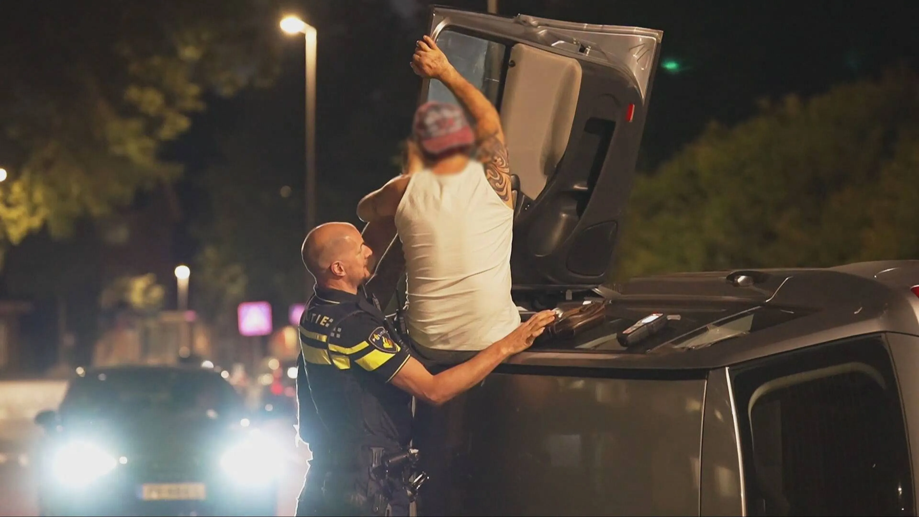 Dronken bestuurder ramt voertuigen en klimt over eigen auto naar buiten