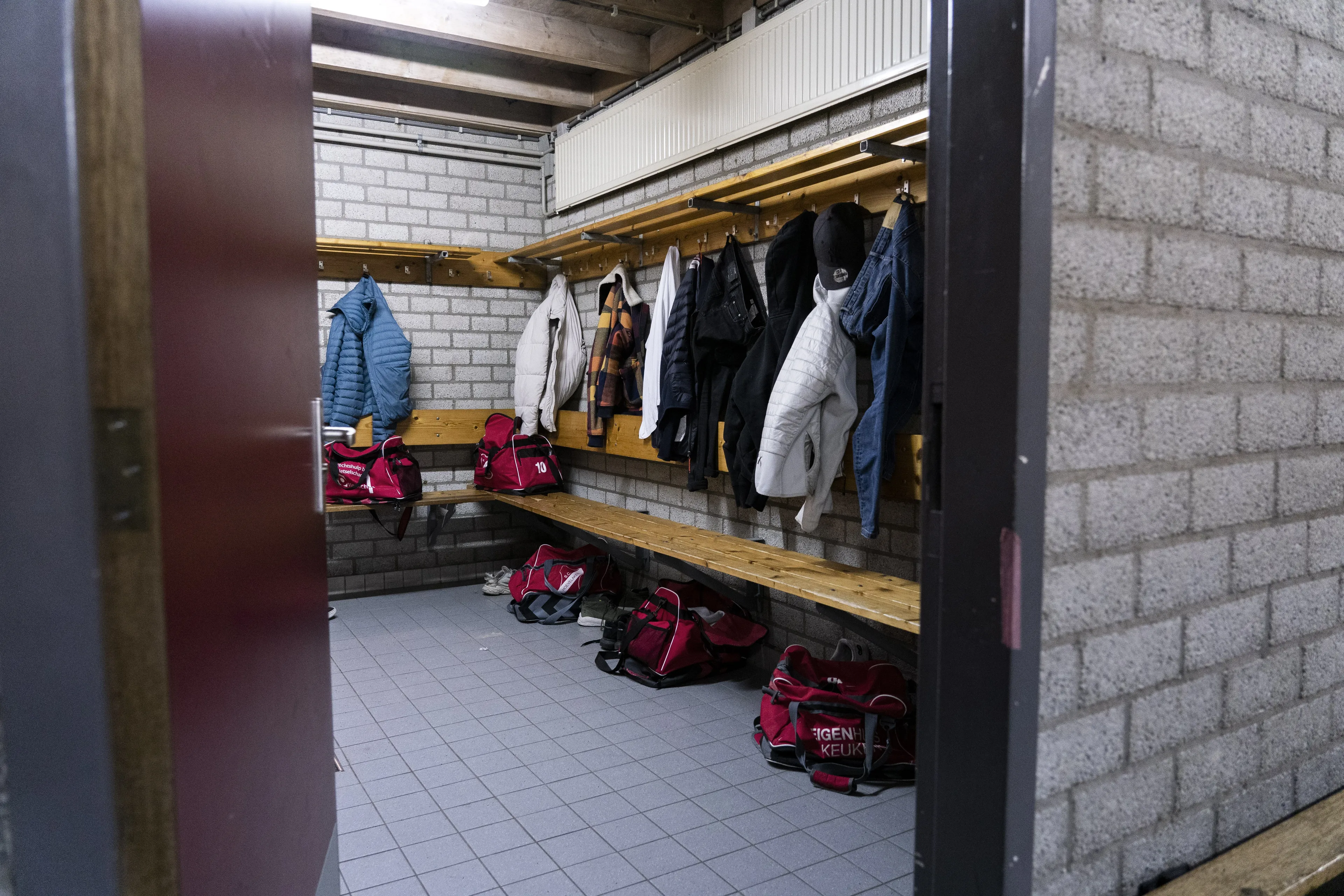 Vijf jaar cel voor trainer die honderden jongens filmde in kleedkamers