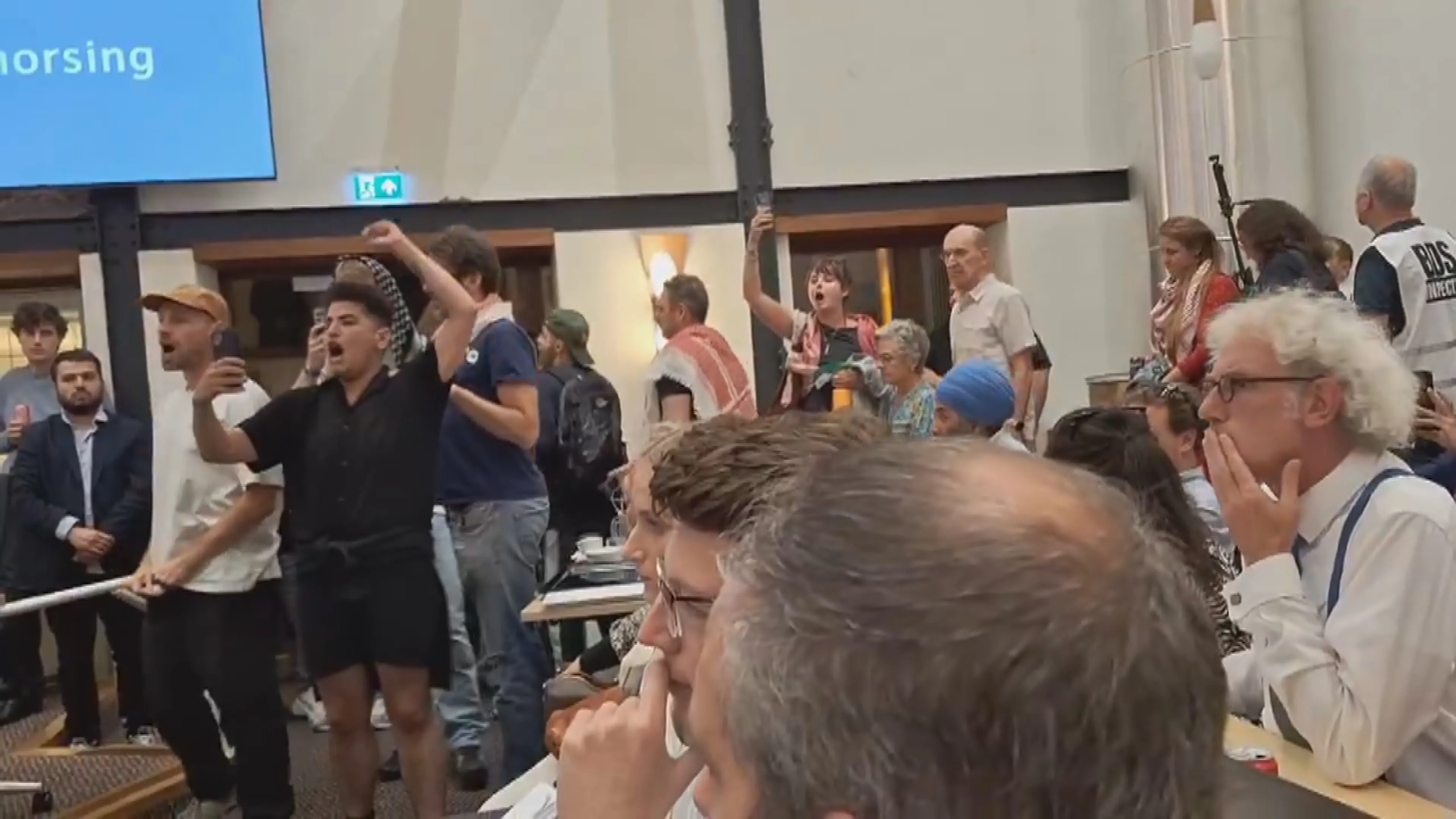 'Raadsvergaderingen vrijwel maandelijks doelwit van woedende burgers'