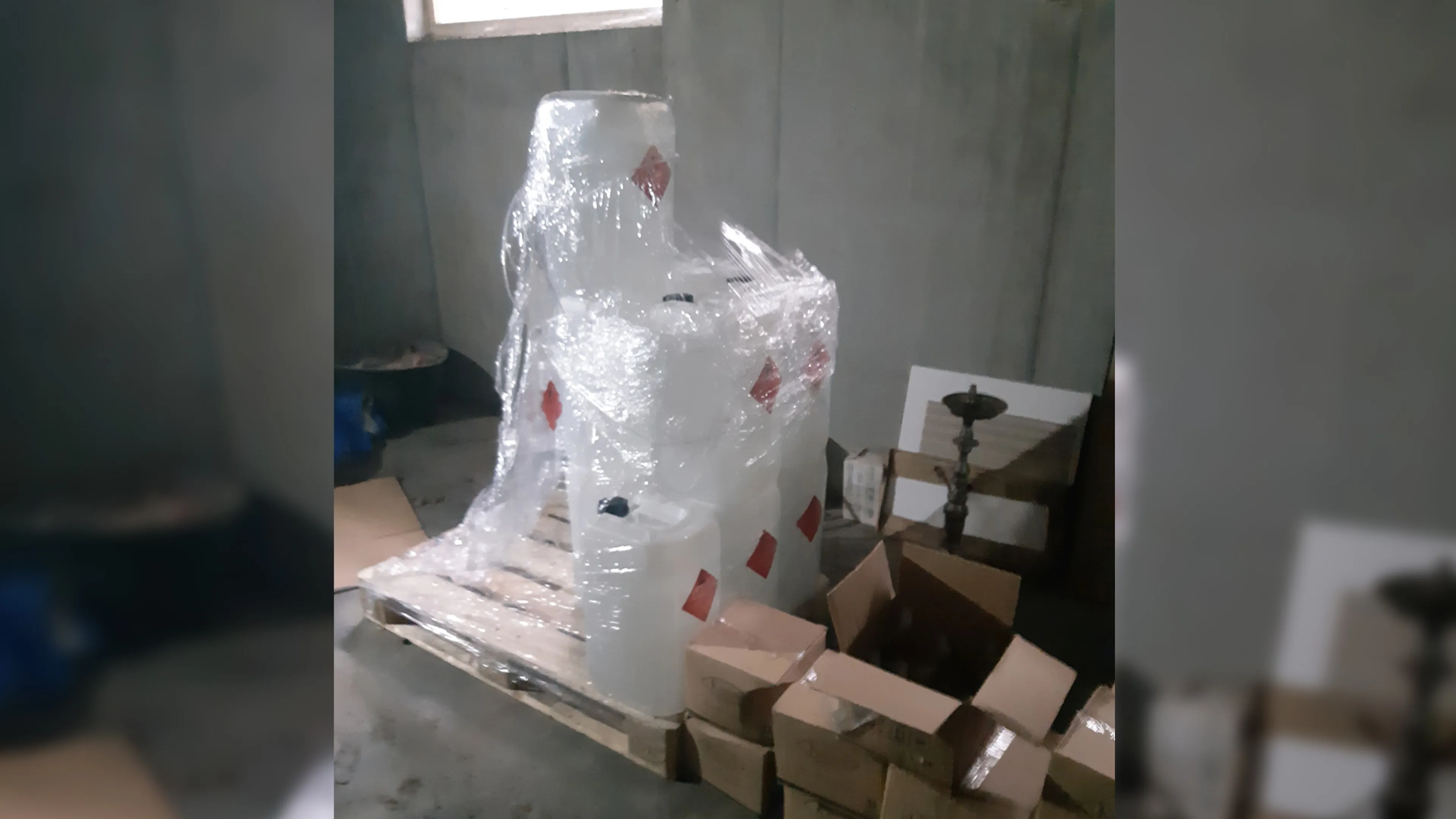 Jerrycans met 300 liter brandbare handreinigingsgel uit garage gehaald