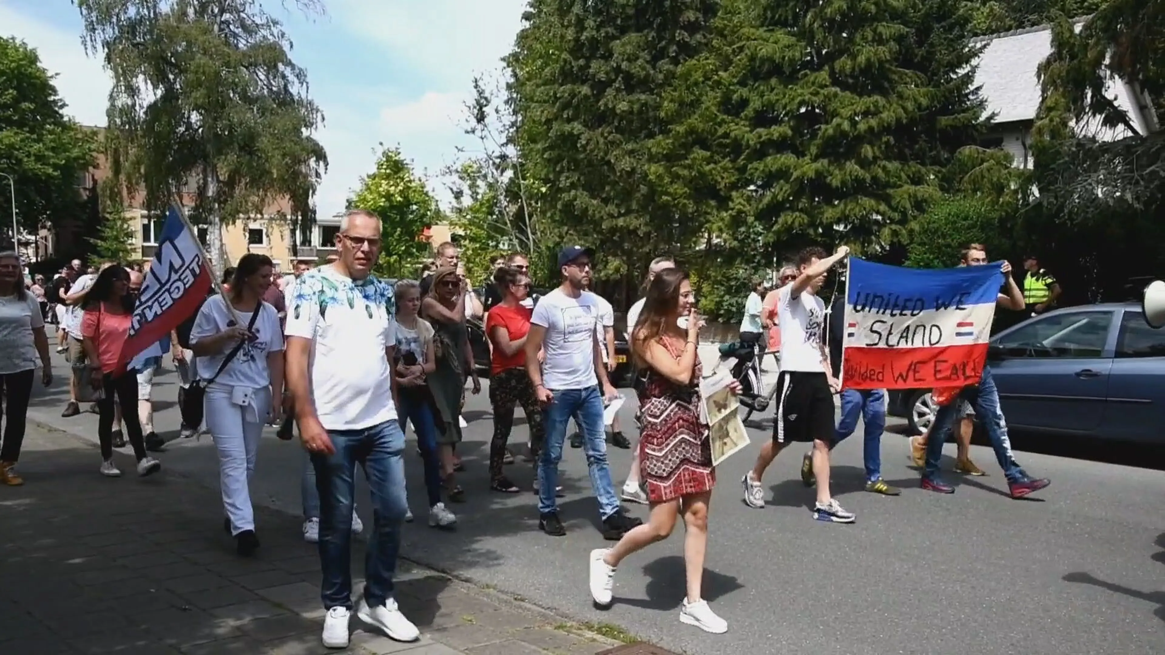 Stoet met honderd mensen demonstreert tegen coronamaatregelen in Enschede