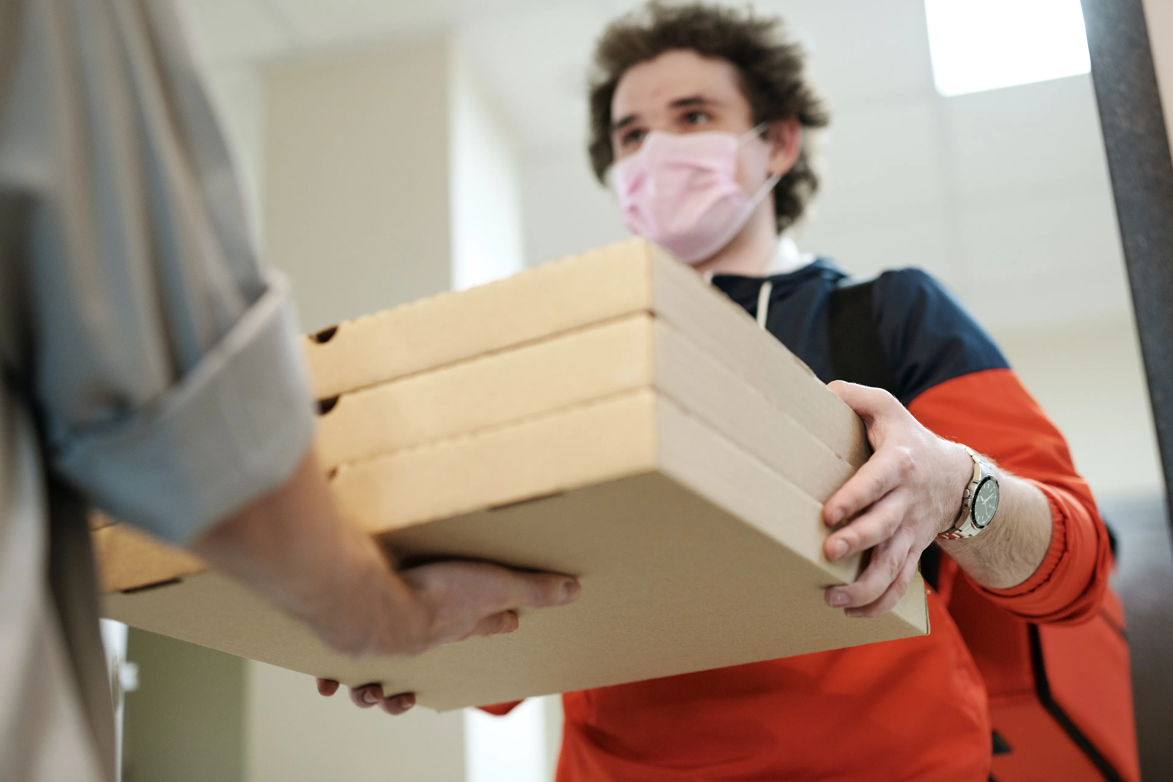 Drie maanden cel geëist tegen vrouwen voor aanranding van pizzabezorger (17)