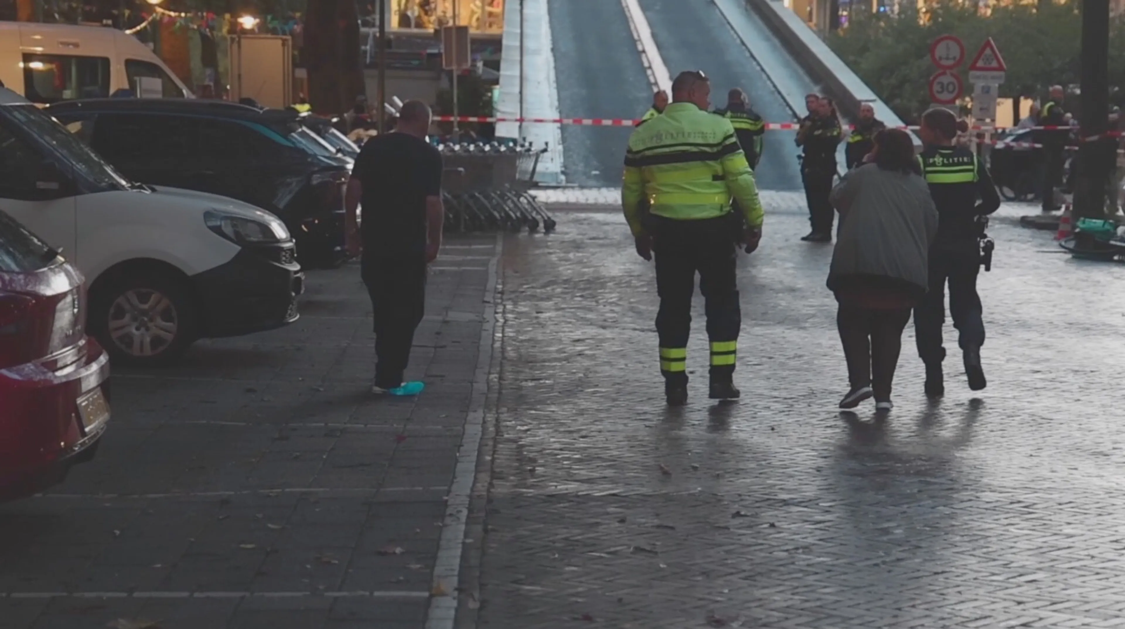 Fietser (57) zwaargewond door van helling geduwde auto in Den Haag