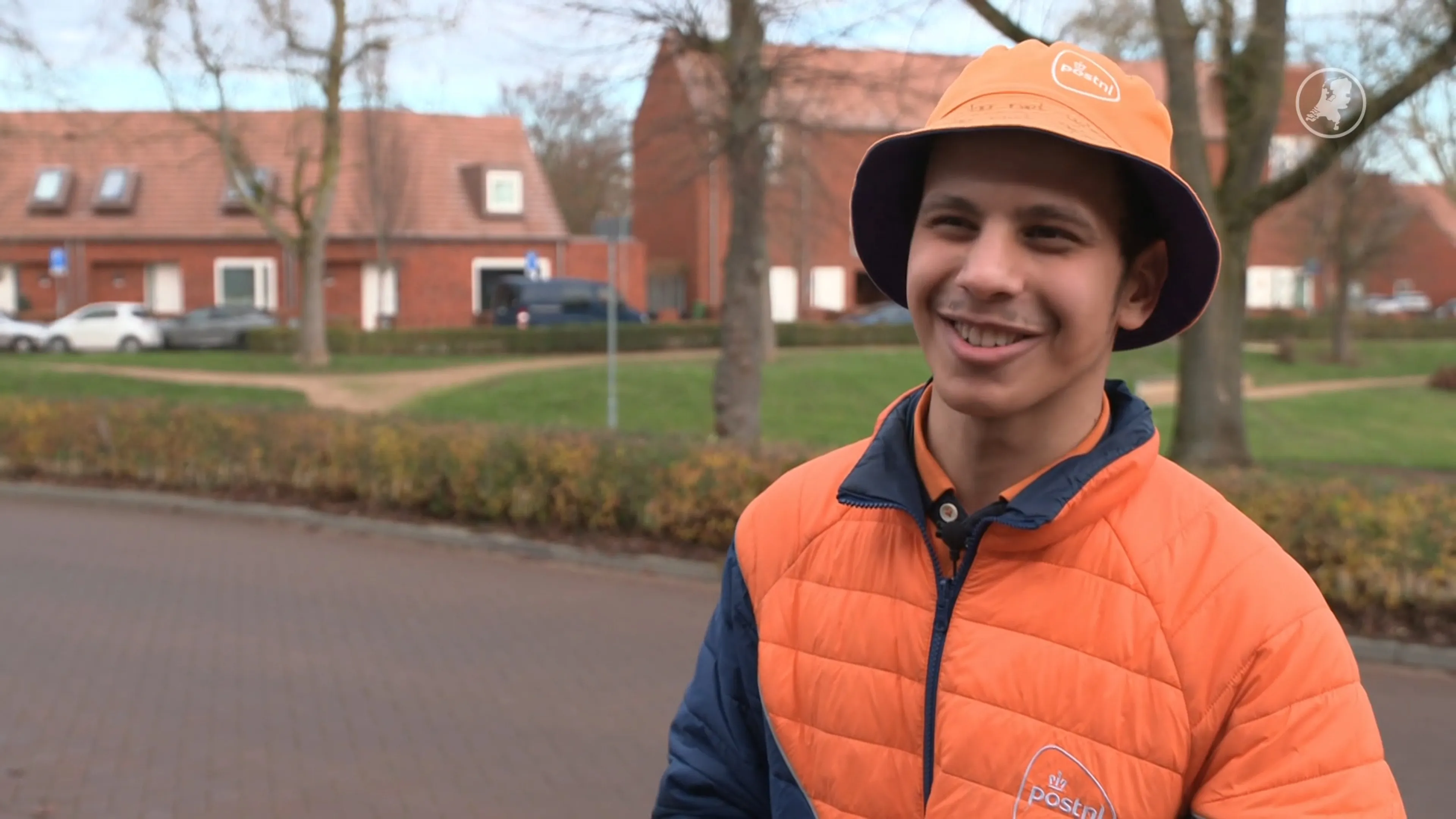 Deze postbezorger levert ook een glimlach af door eigengemaakte kerstkaartjes te bezorgen
