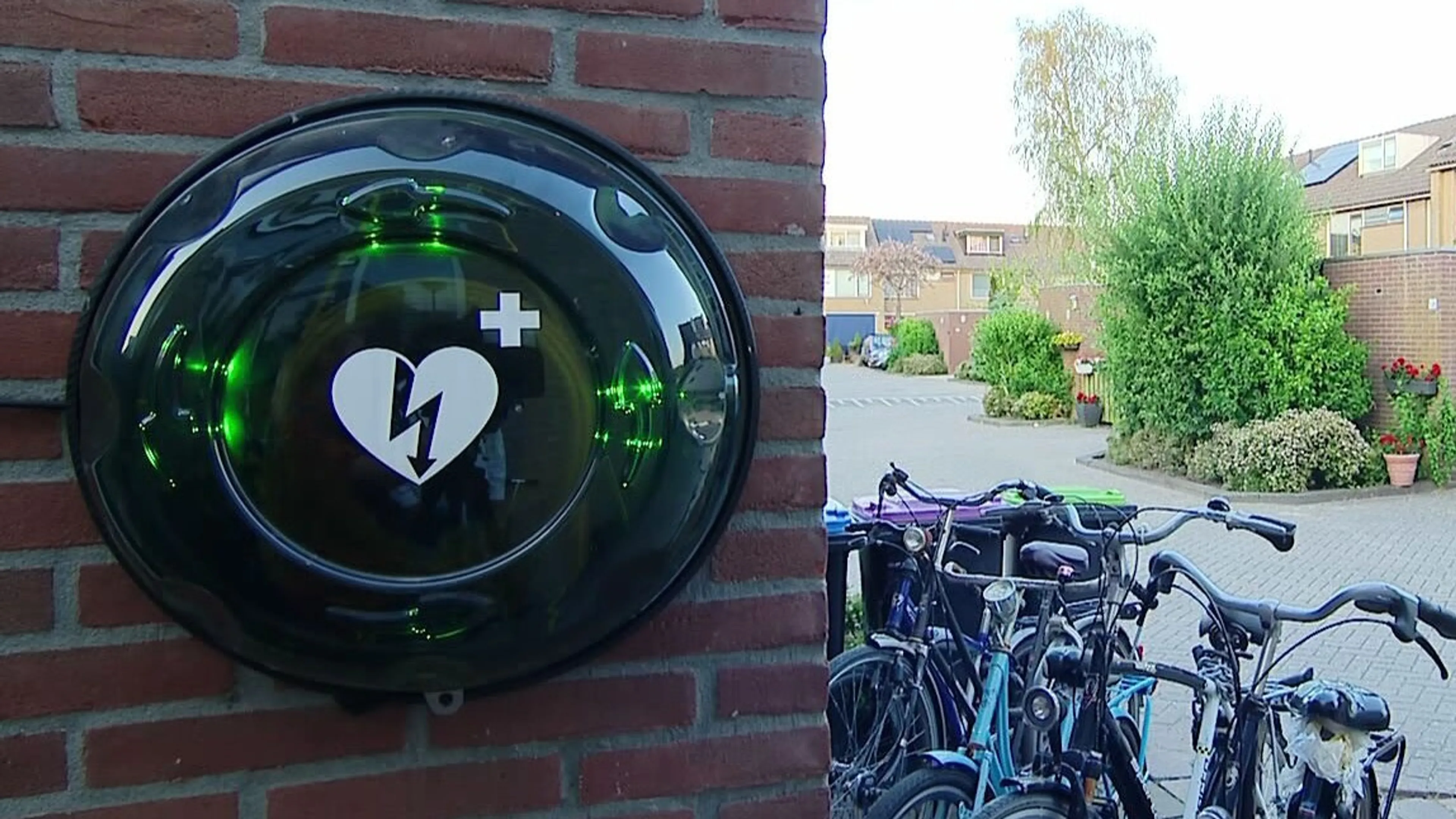 Tweede Kamer steunt plan om meer AED's te plaatsen in armere wijken