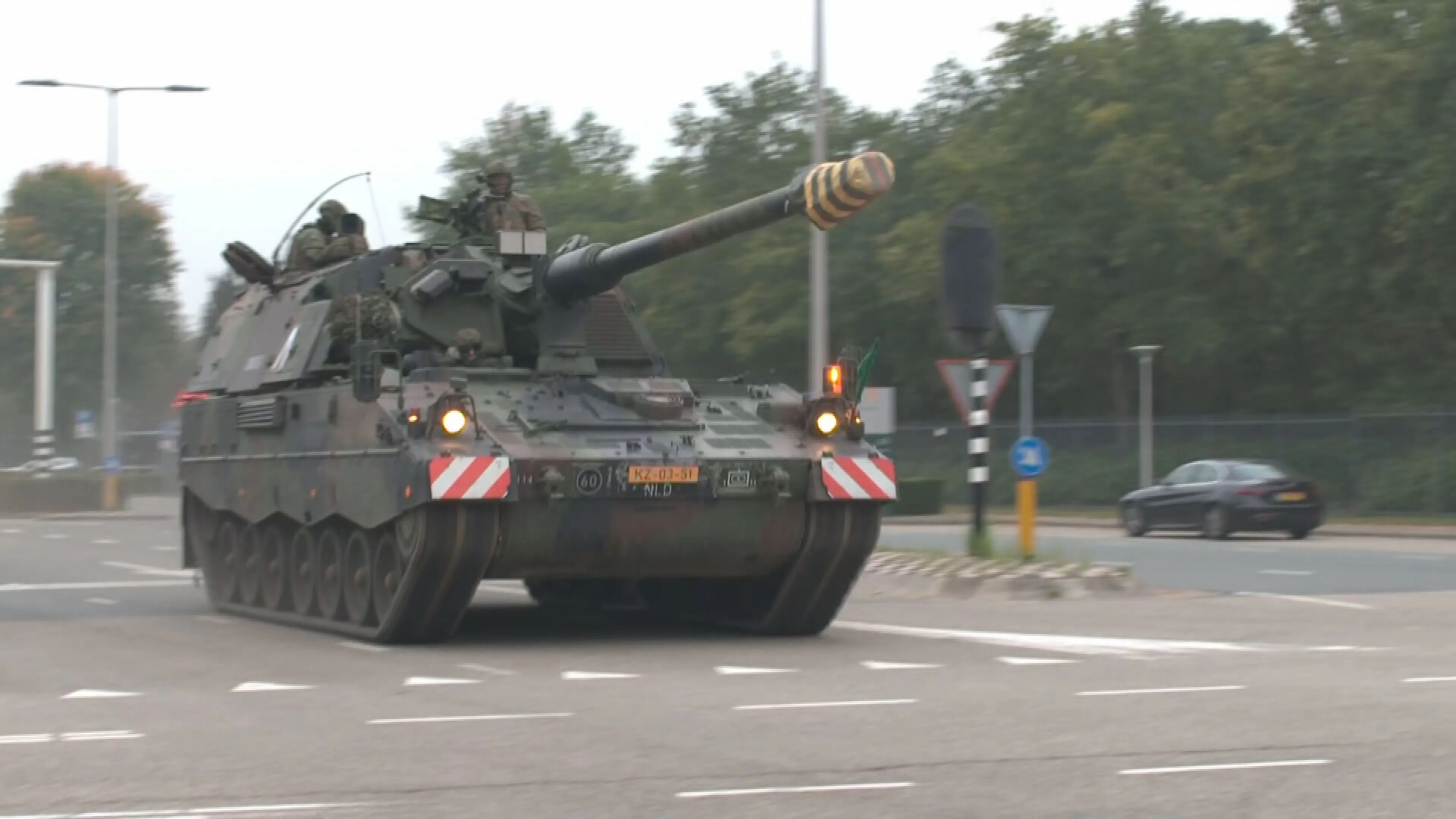 Colonne pantserwagens rijdt dit weekend 200 kilometer over openbare weg
