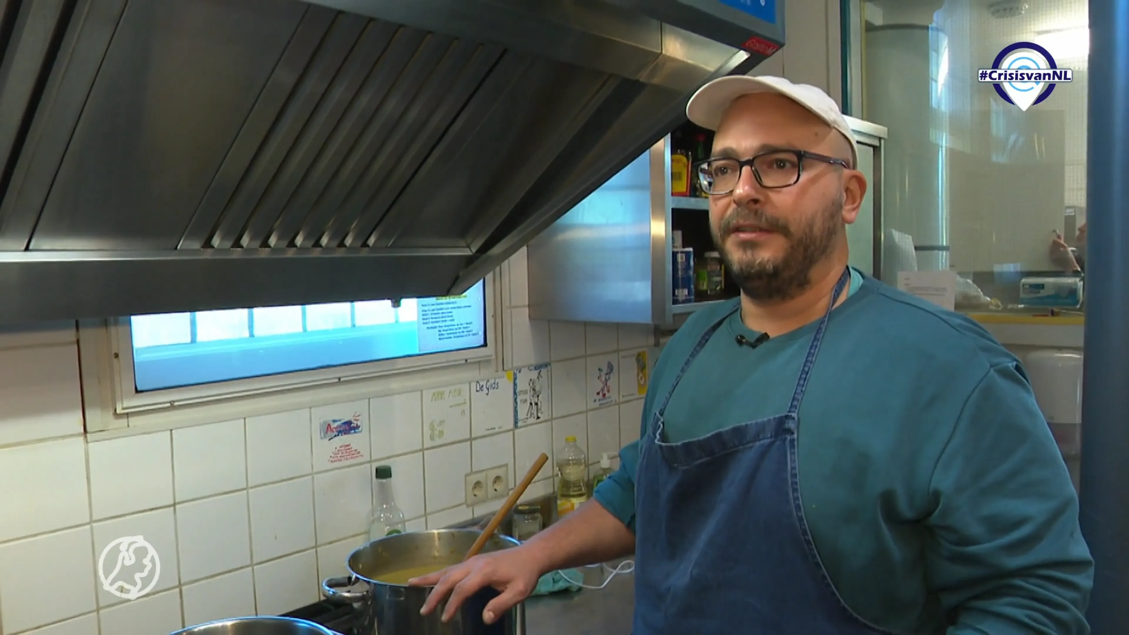 #CrisisvanNL | Masoon vluchtte uit Syrië en kookt nu voor mensen die helemaal niks hebben