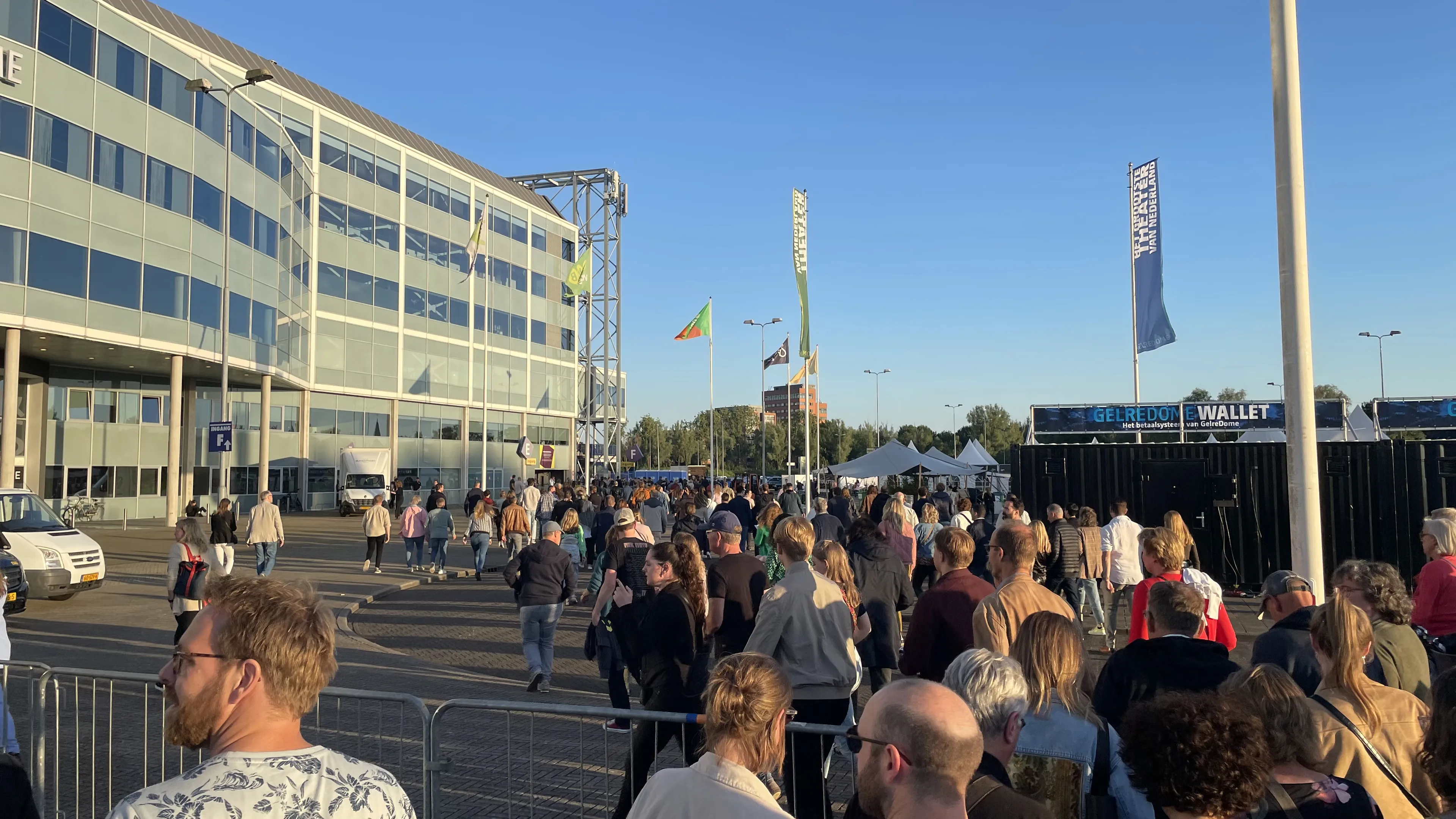 Parkeerchaos rondom concert Elton John leidt tot vertraging en frustratie: 'Eerste negen nummers niet gezien'
