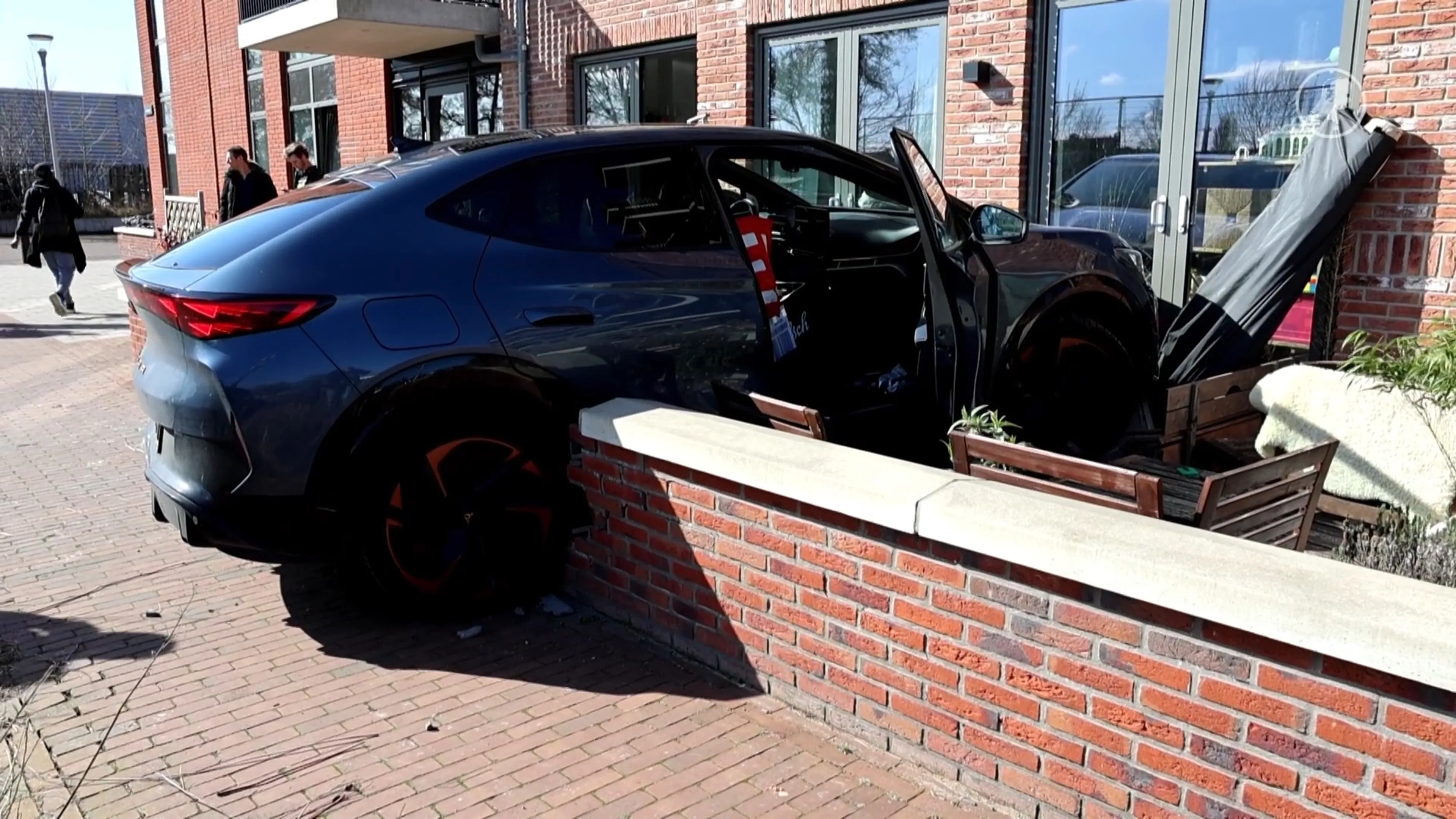 Automobilist rijdt dwars door muur van tuin en knalt tegen woning 